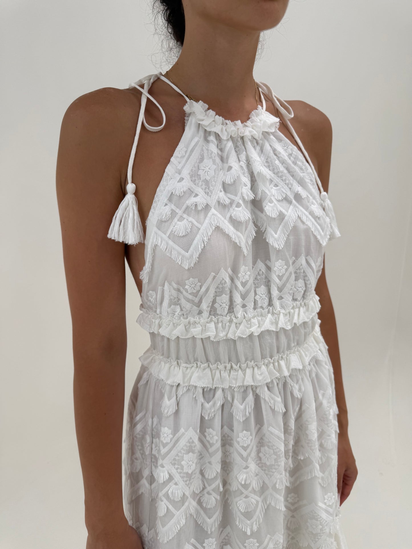 Rochie albă boho excepțională din bumbac luxury cu inserții fine de franjuri