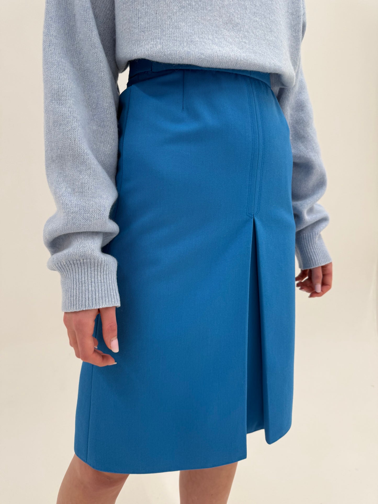 Fustă midi albastru ciel din lana extafina cu talie marcată