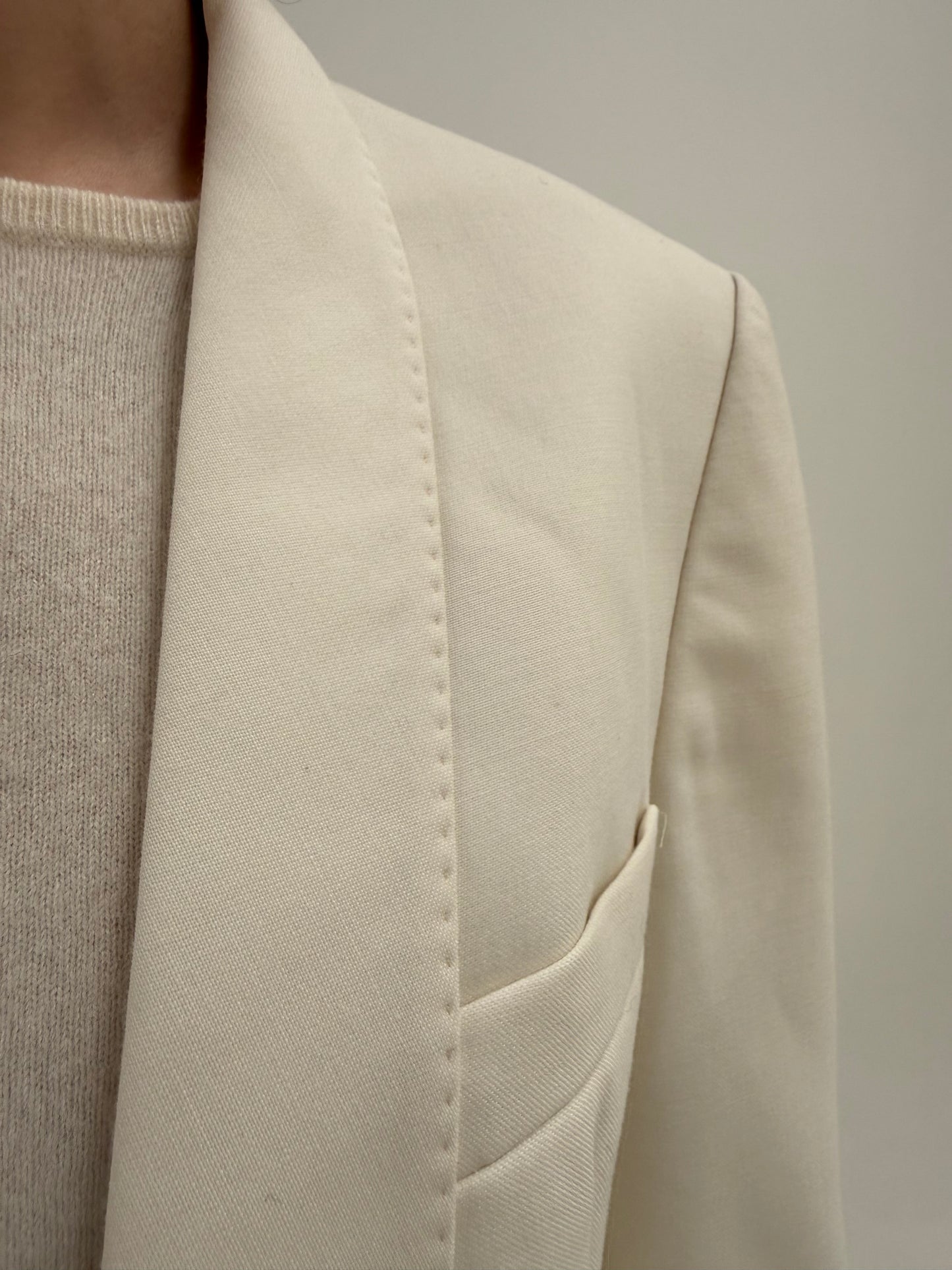 Smoking alb din lana extrafina structurată cu revere rotunjite