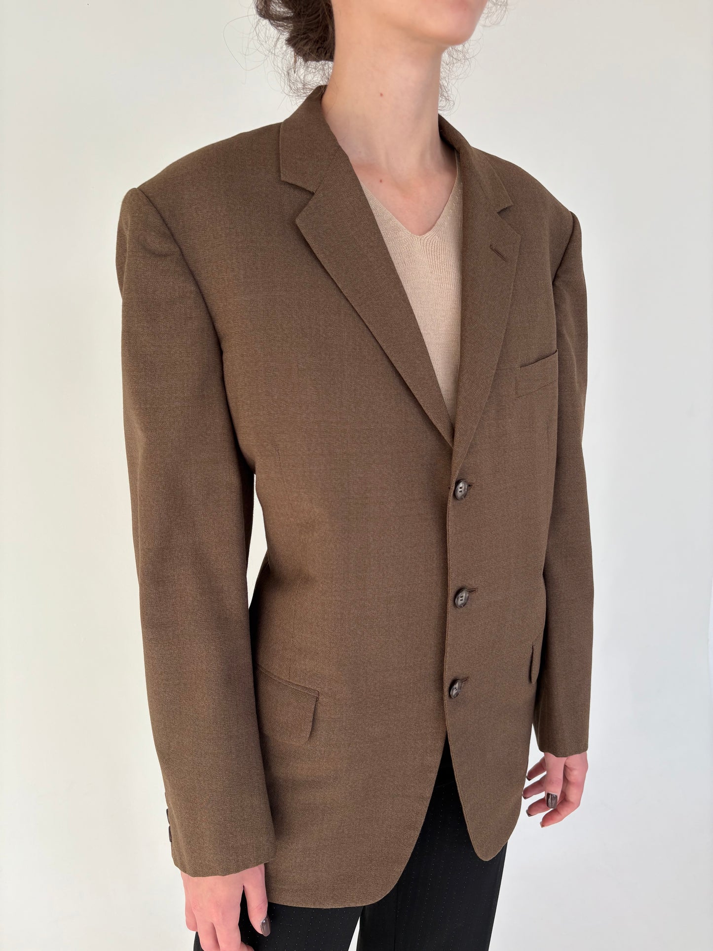 Sacou chocolate brown din lana ușor structurată în croi actual