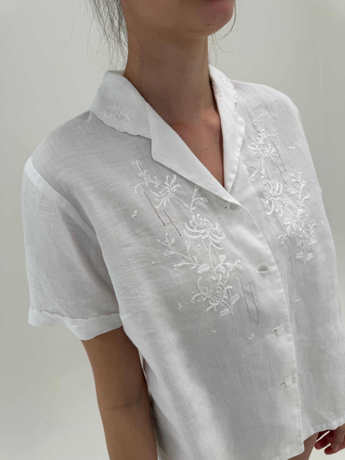 Cămașa bijterie din in cu broderie manuală excepțională
