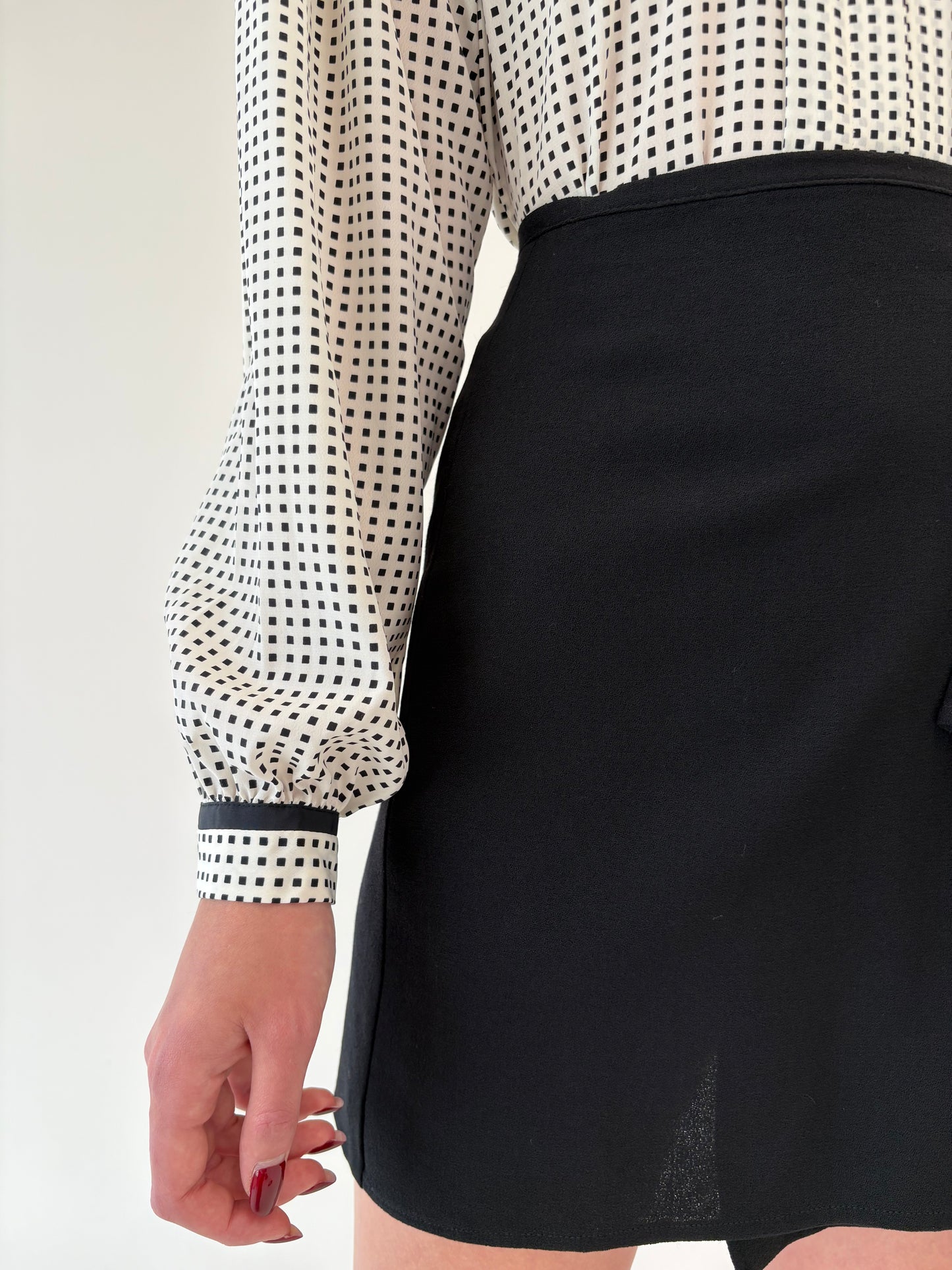 Fustă neagră mini petecuta din lana pura extrafina certificată