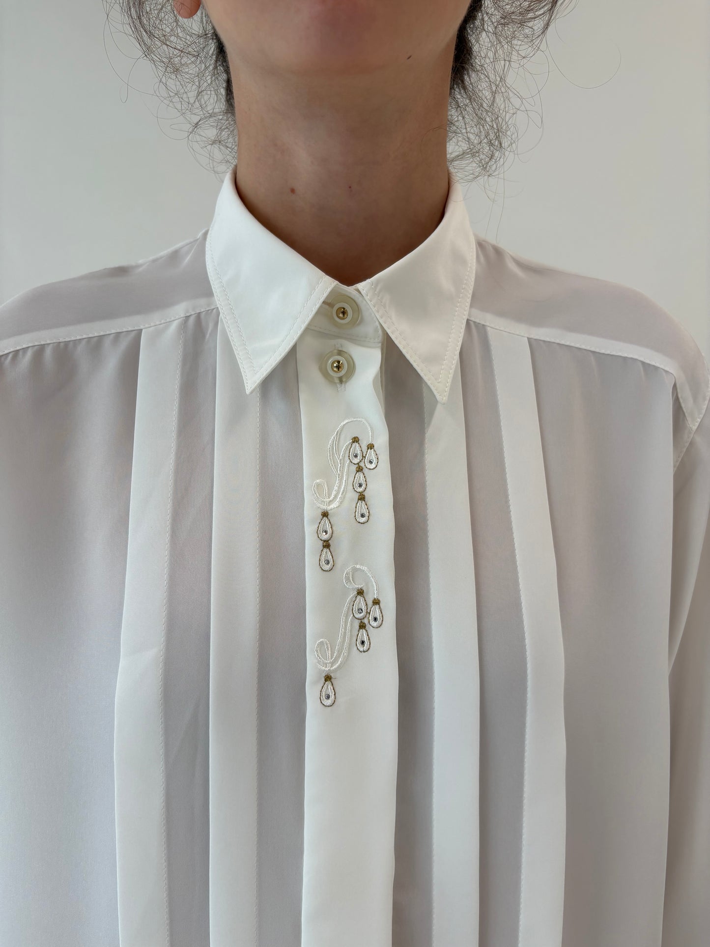 Cămașa vintage cu pliseuri decorative și broderie delicată