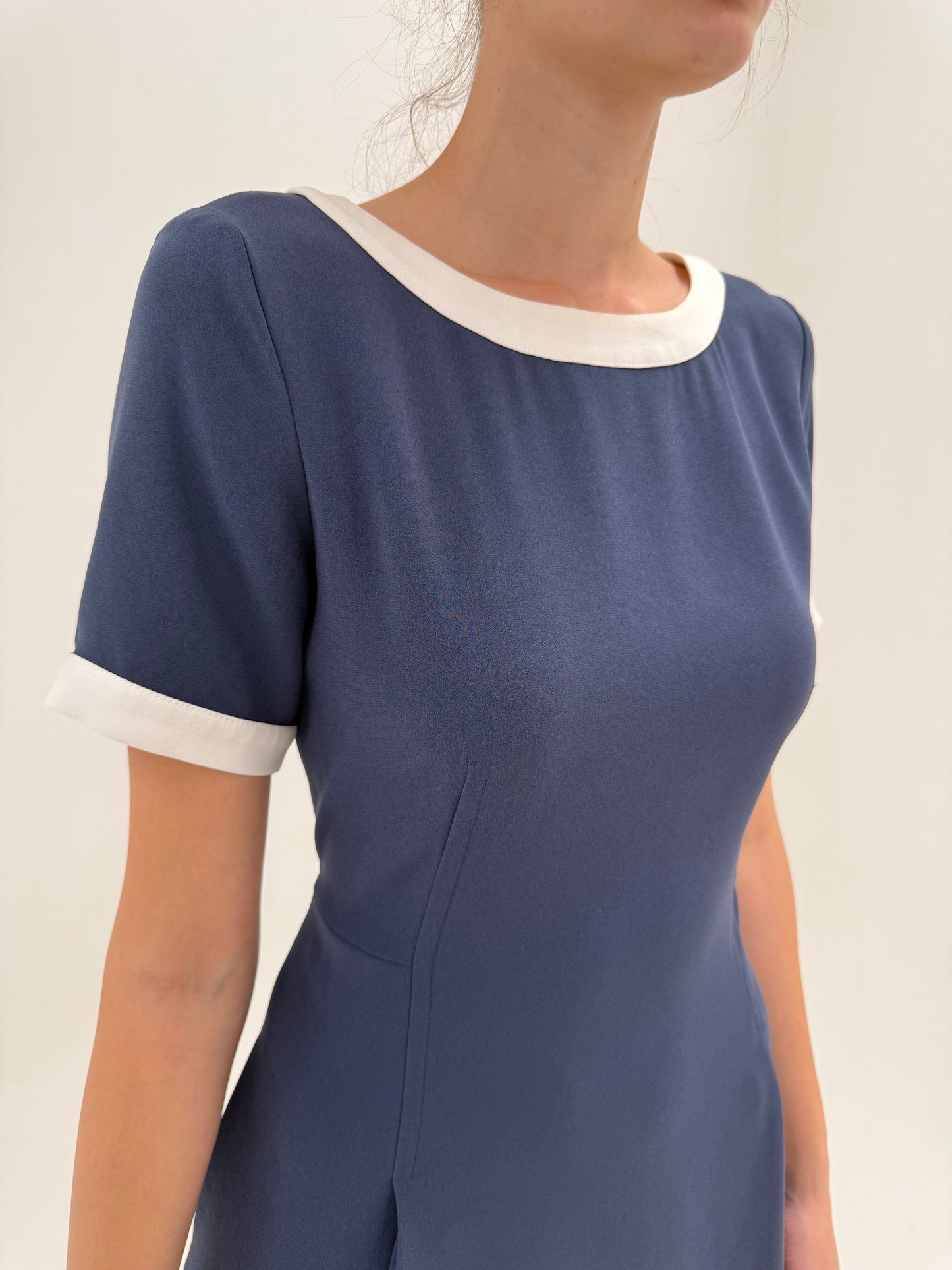 Rochie Max Mara din crep Navy cu paspoal alb midi cu talie marcată