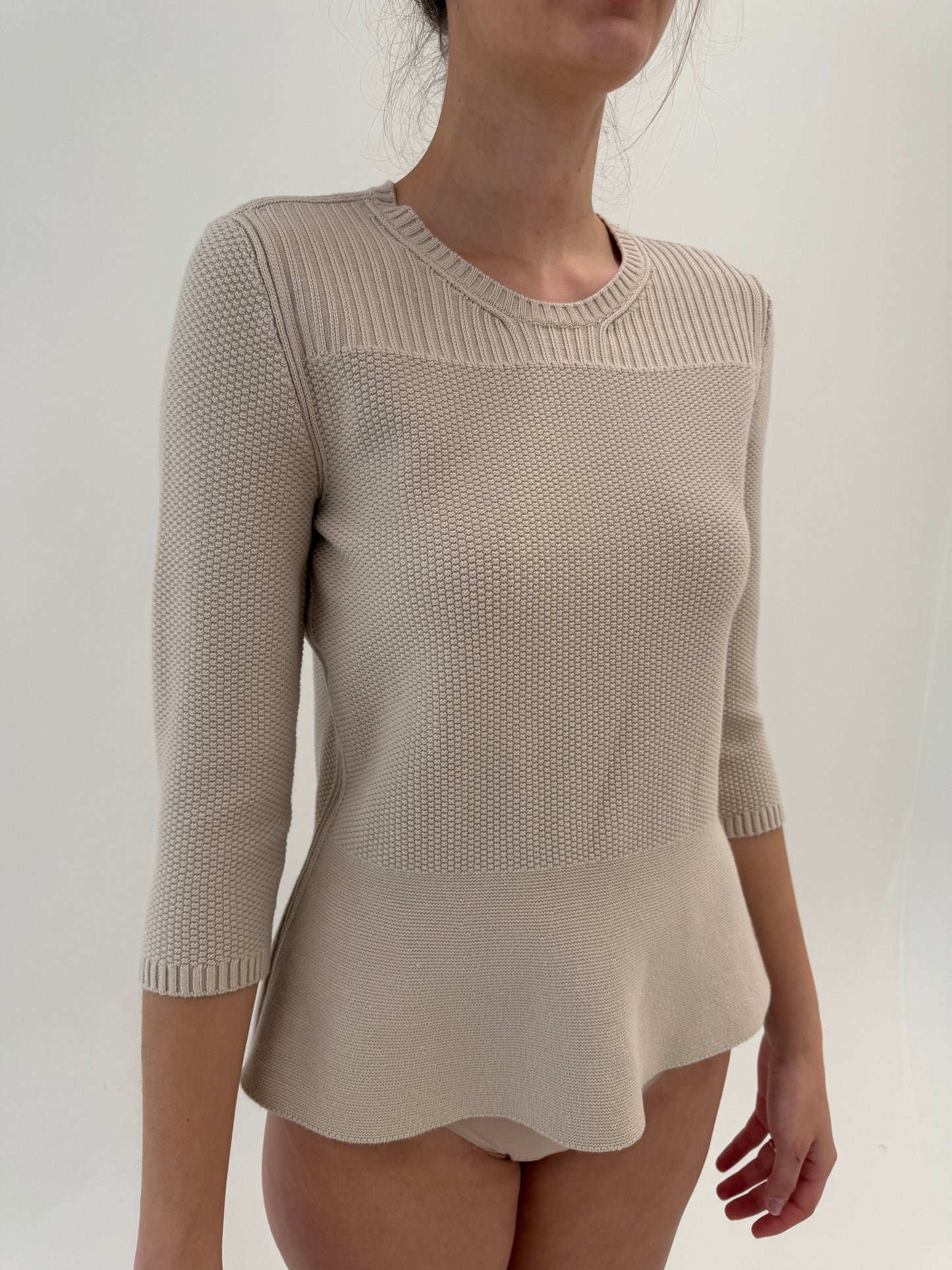 Soft knit Hugo Boss cambrat cu peplum soft beige