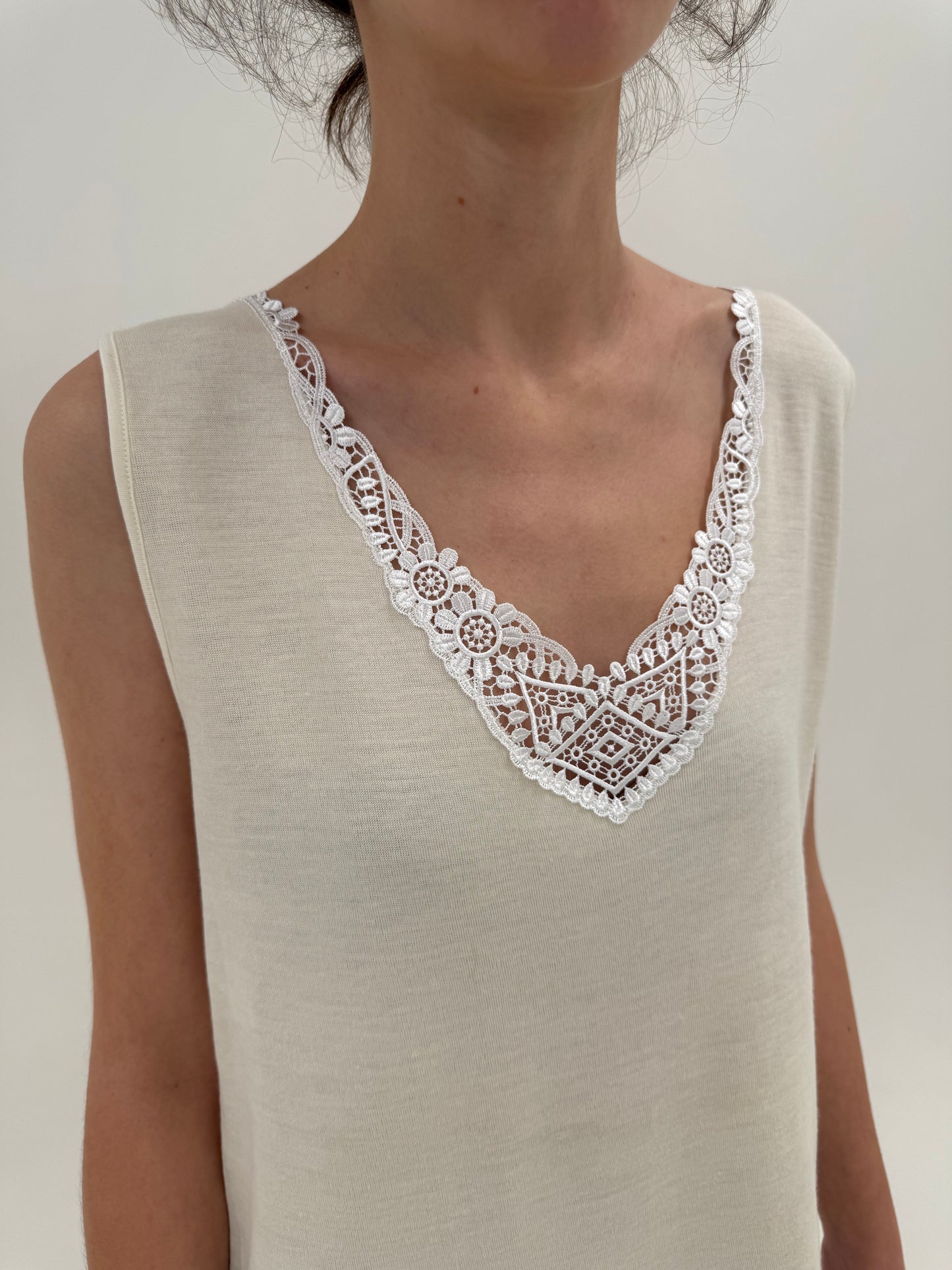 Maieu italian din lana extrafina irestringibila cu dantelă macrame