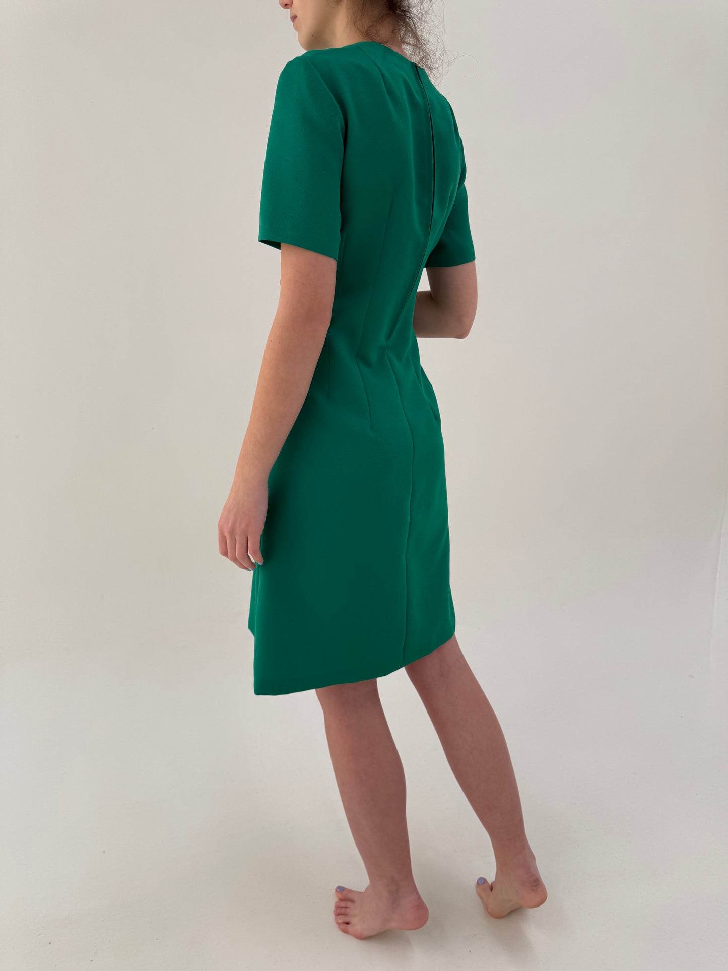 Rochie verde smarald tare din mix de lana extrafina în croi ușor cambrat minimalist