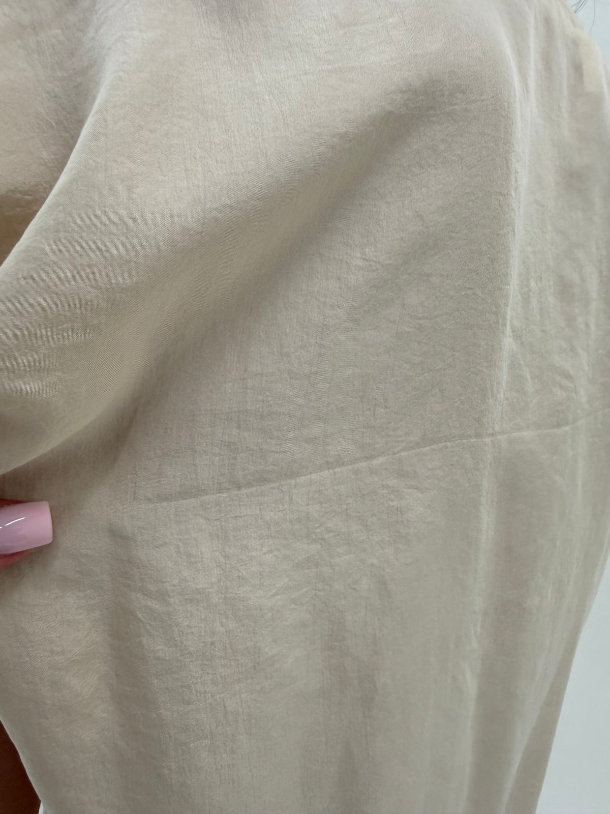 Top light nude in croi retro modern din mătase naturală