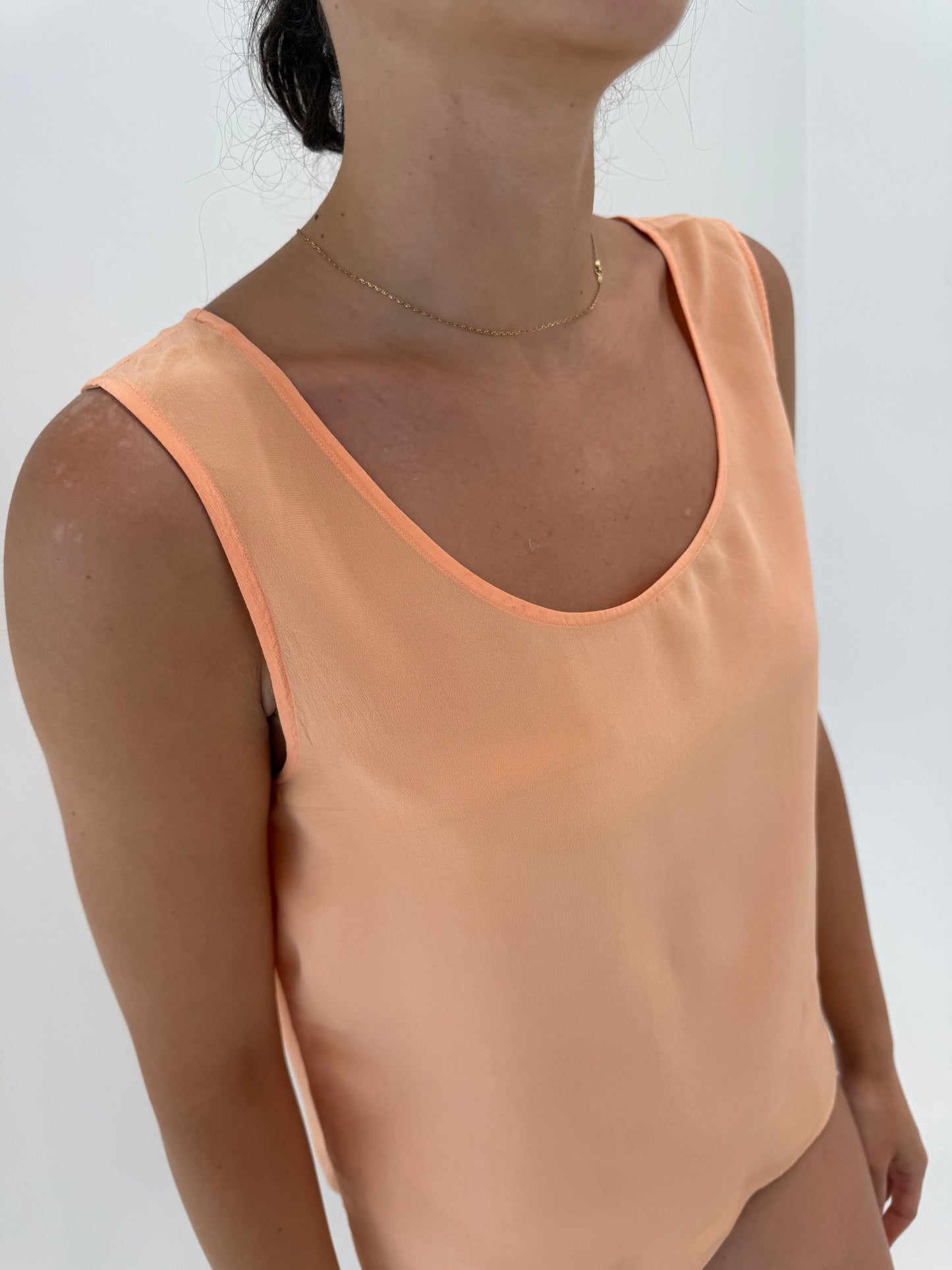 Top peach orange din mătase naturală în croi minimalist