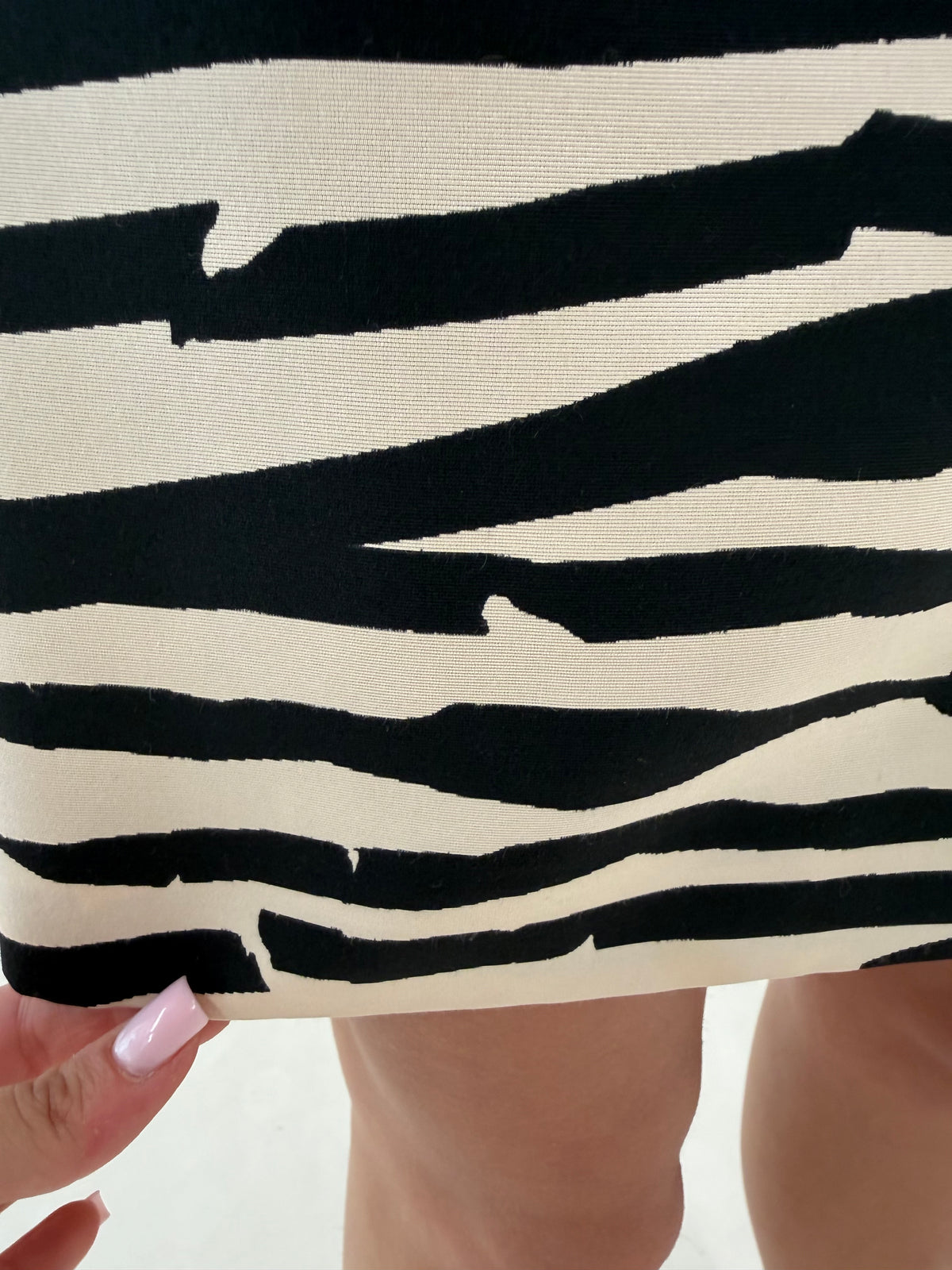 Rochie Hugo Boss zebra print super în trend în croi clasic din faille cu talie marcată