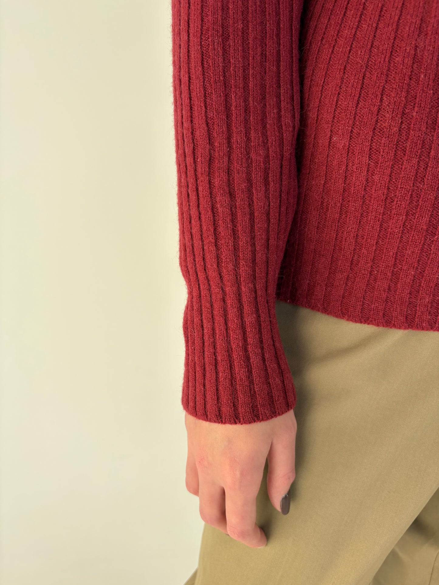 Maleta groasă marsala red cu influențe sport din lana extrafina