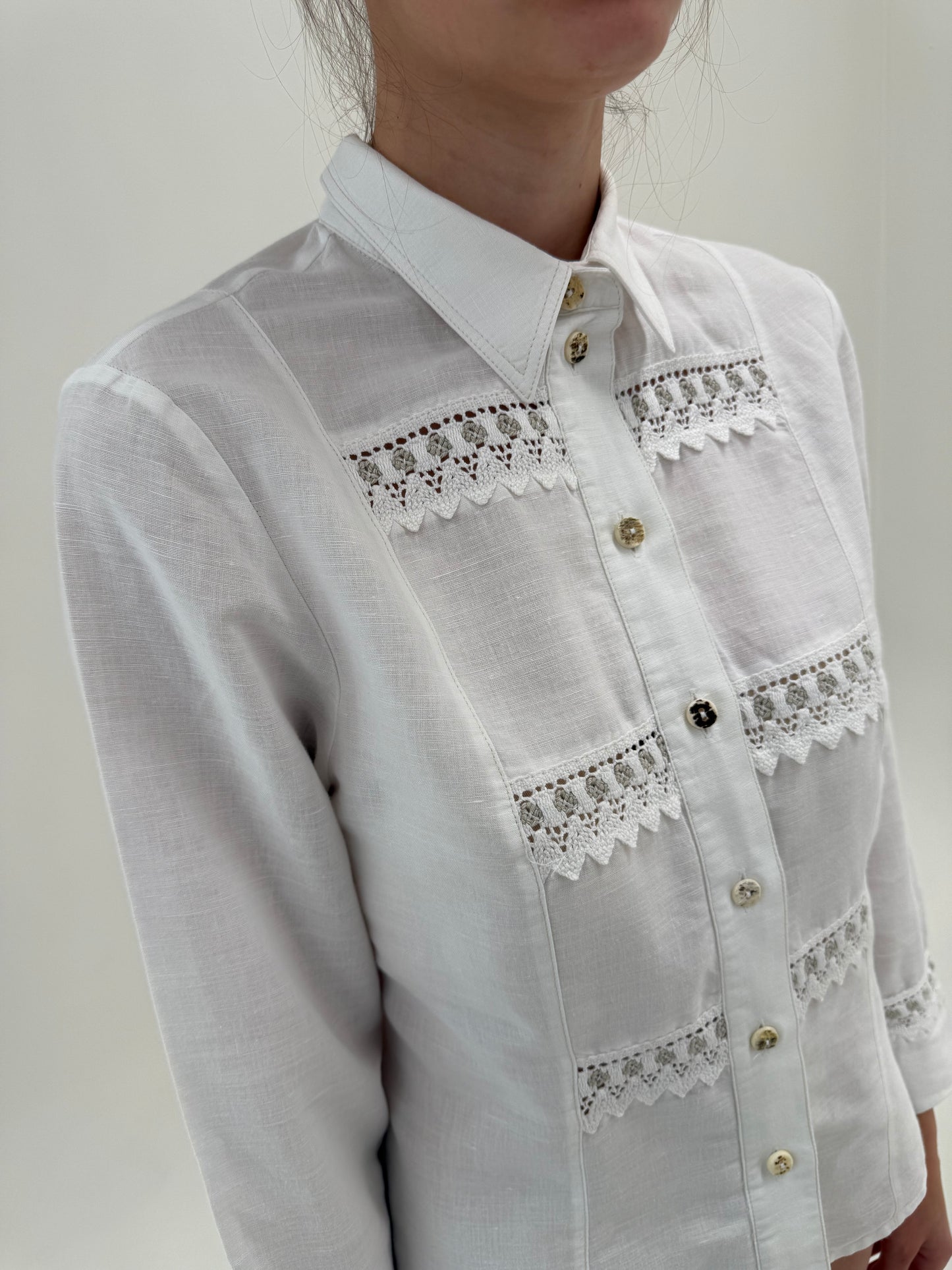 Cămașa vintage cu inserții de macrame realizat manual din pânză