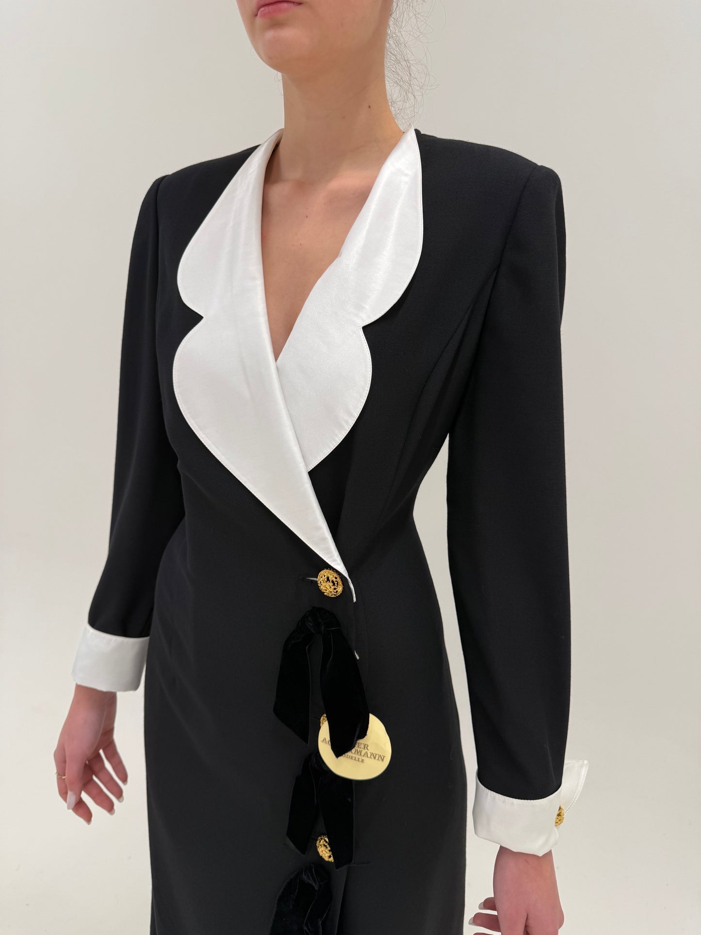 LBD maxi vintage nouă cu etichetă în stil Valentino cu revere și manșete contrastante