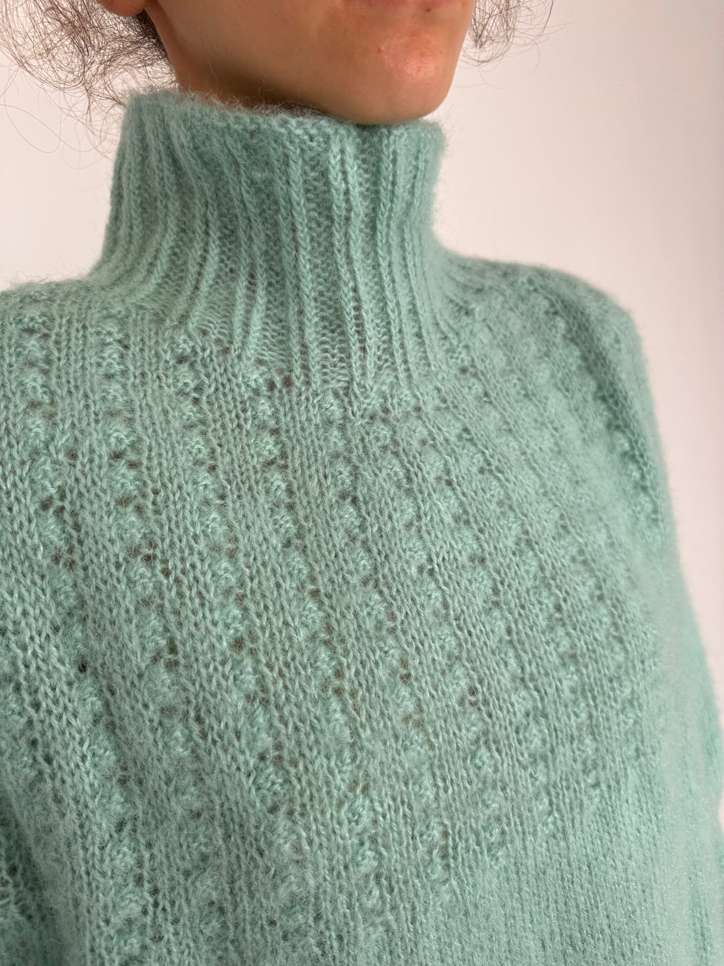 Maleta mint green din mix de baby mohair cu mânecă amplă