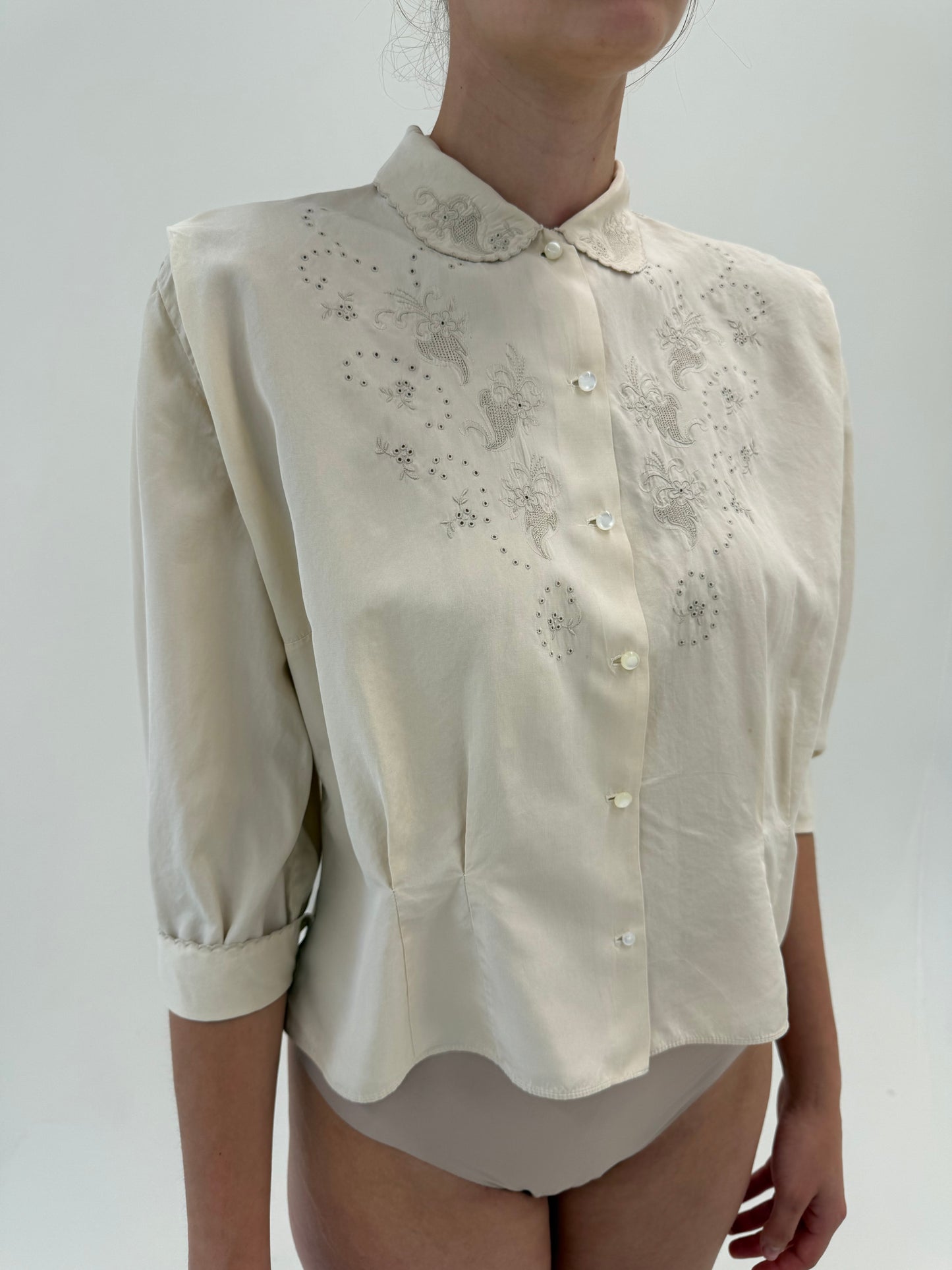 Cămașa vintage bijuterie din mătase naturală cambrata și broderie manuală