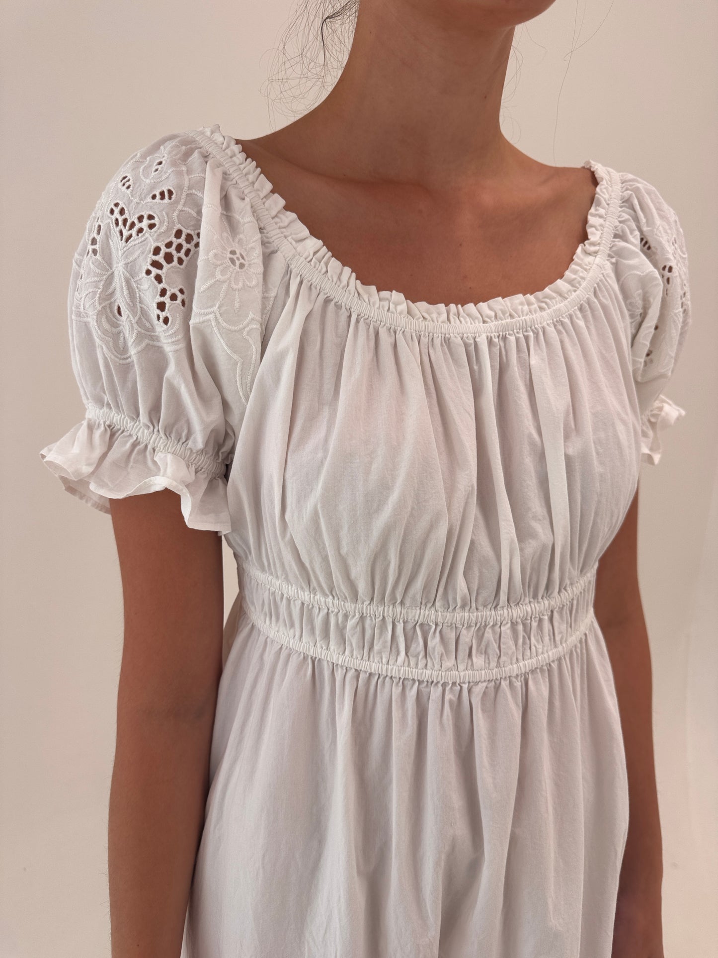 Rochie maxi din bumbac fin cu decolteu elastic și broderie anglaise