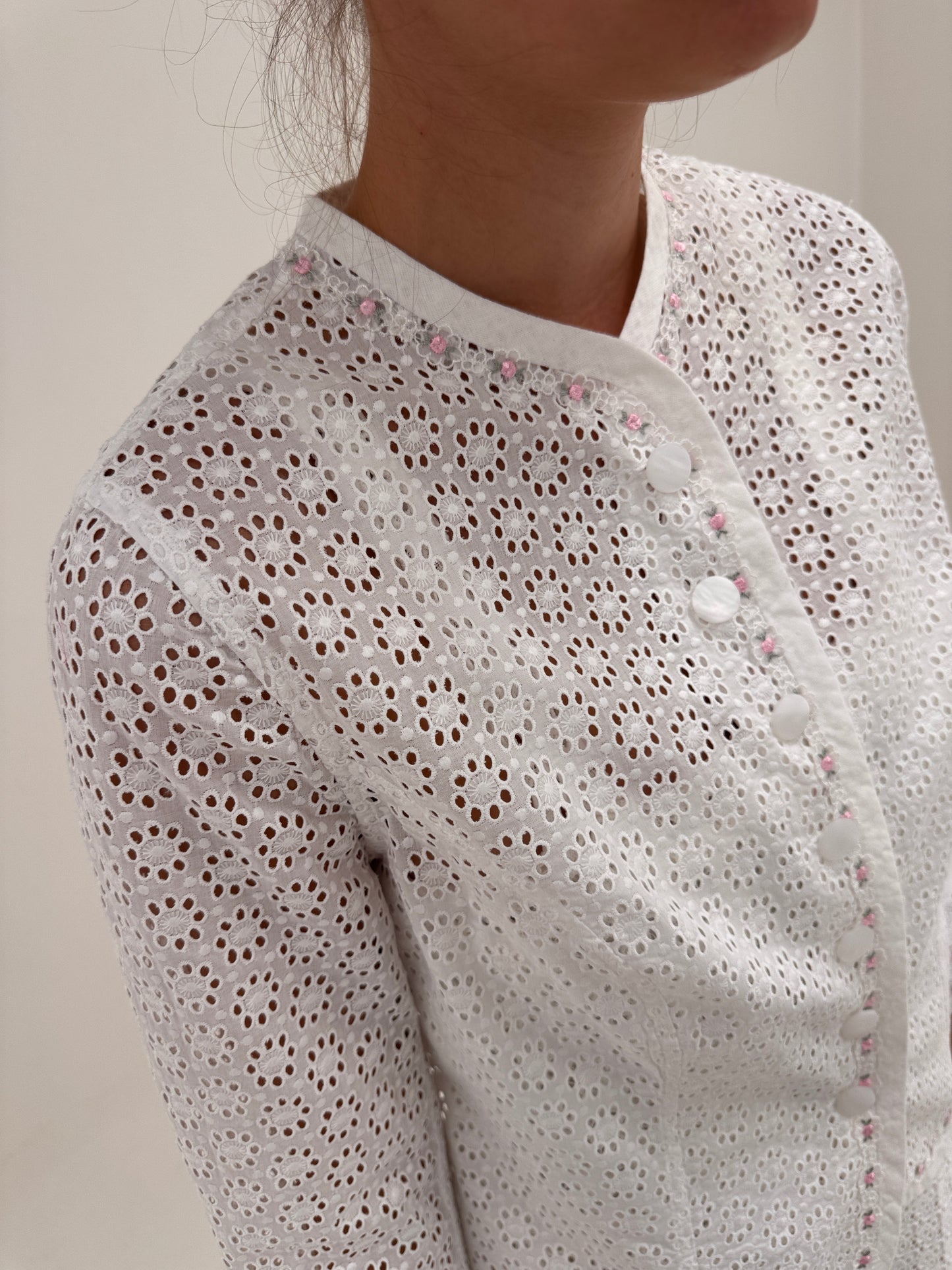 Sacou excepțional integral brodat cu aplicații delicate din dantelă și broderie anglaise