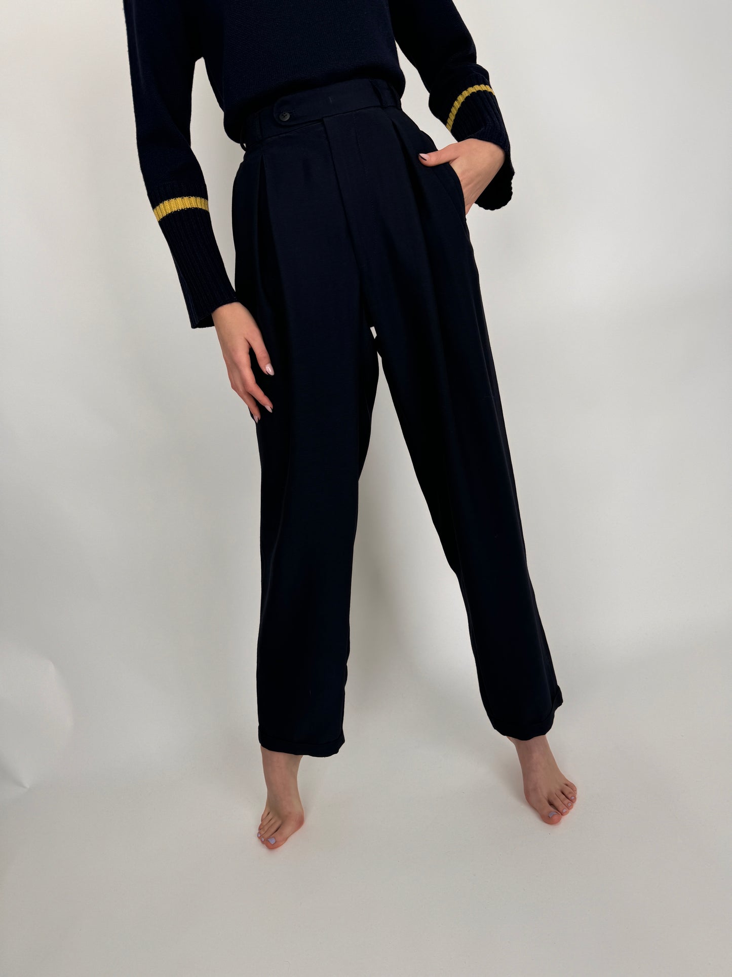 Pantaloni Navy cu pense din lana extafina tall