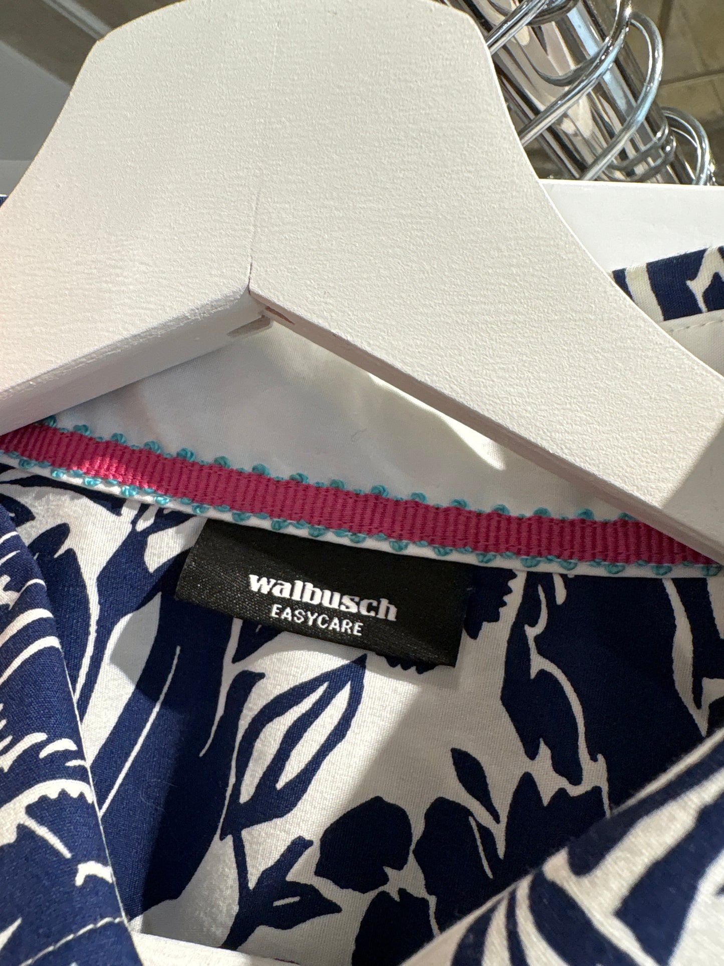 Cămașa din poplin premium plin cu print floral stilizat