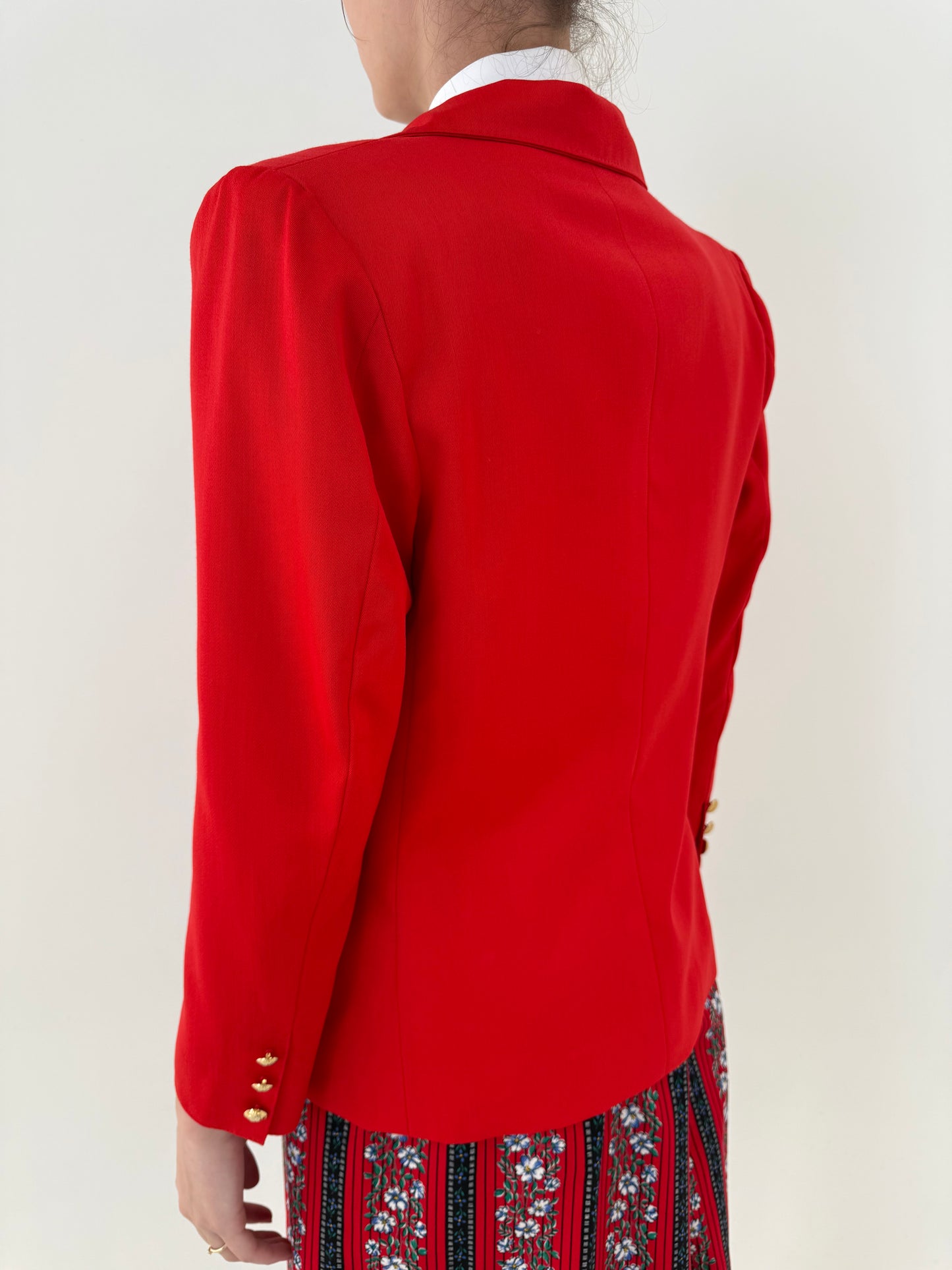 Sacou cambrat cherry red din stofita de lana extrafina cu nasturi aurii