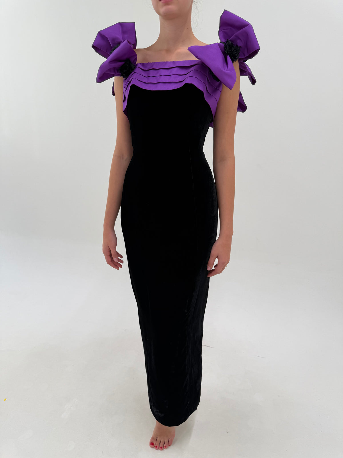 LBD maxi spectaculoasă în croi ultra elaborat din catifea cu volume superbe