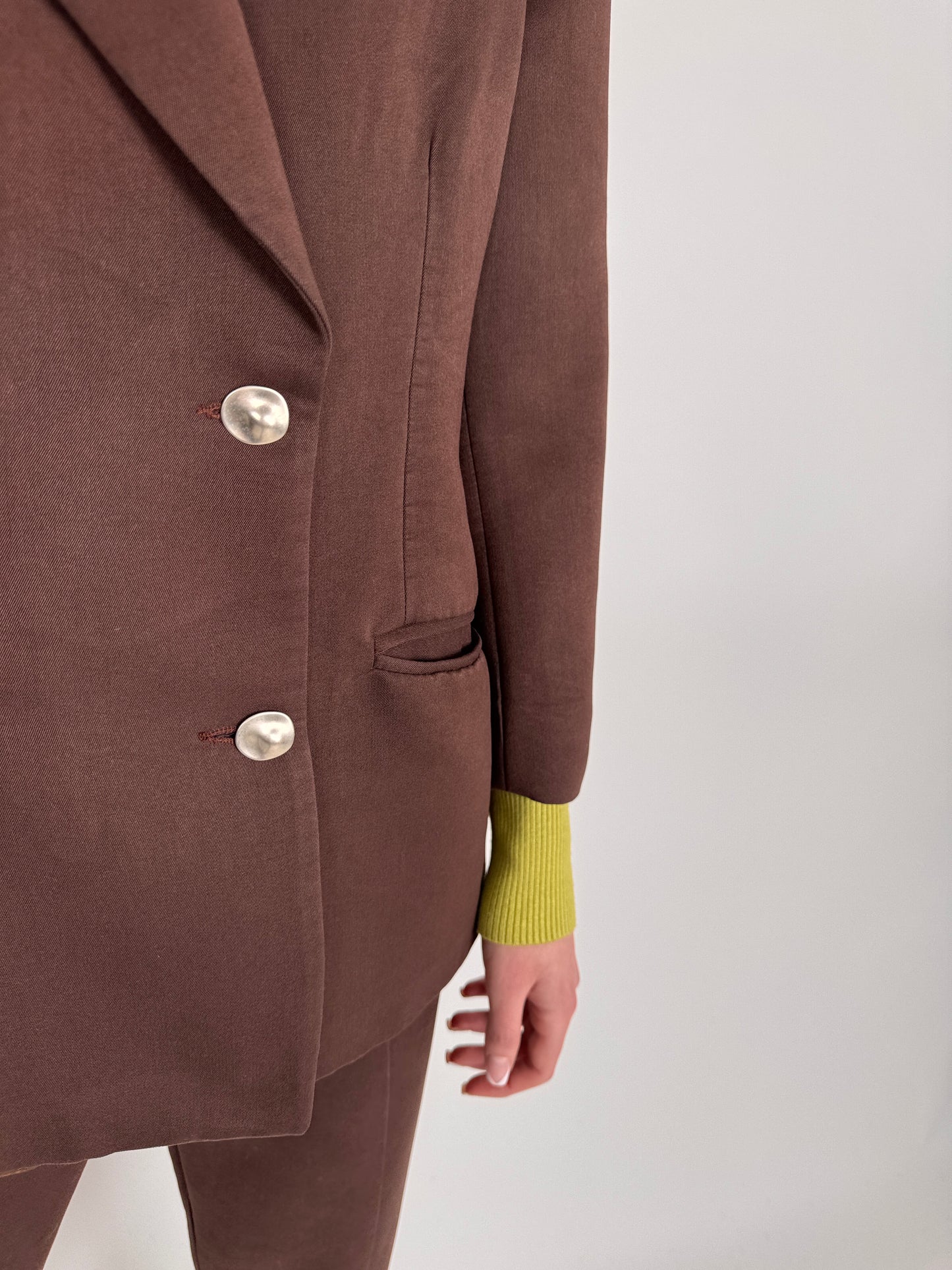 Costum chocolate brown petite cu nasturi argintii metalici