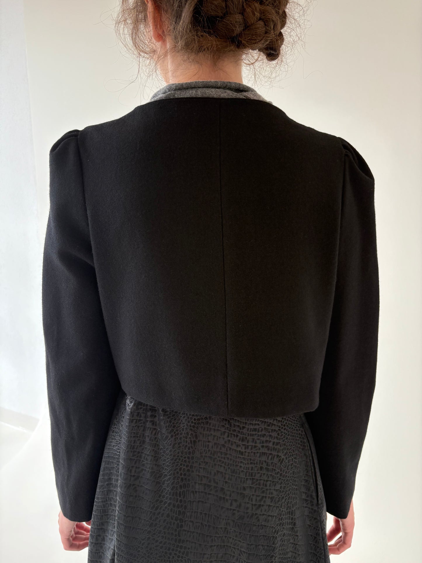 Sacou vintage negru cropped cu aplicații manuala din perlute negre