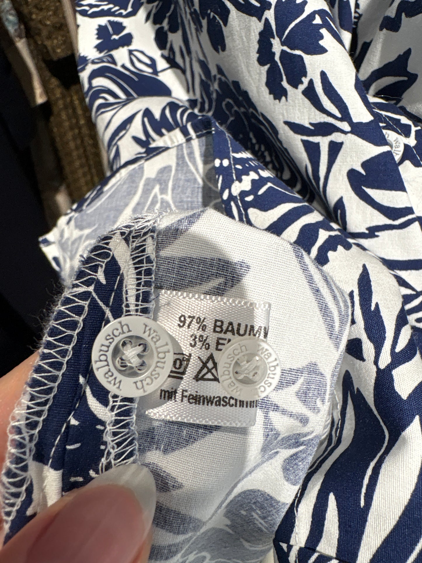 Cămașa din poplin premium plin cu print floral stilizat