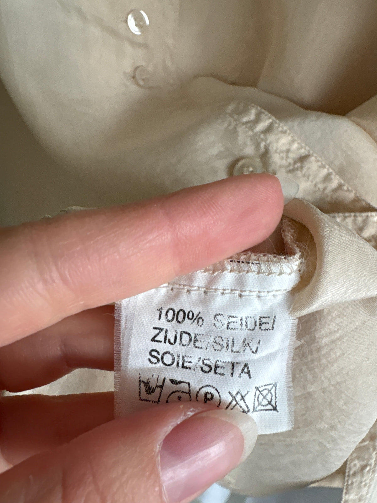 Top light nude in croi retro modern din mătase naturală