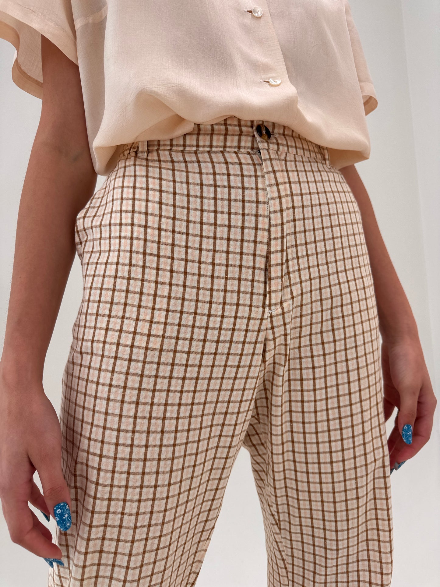 Pantaloni camel in carouri din pânză ușor modelatoare de in și bumbac