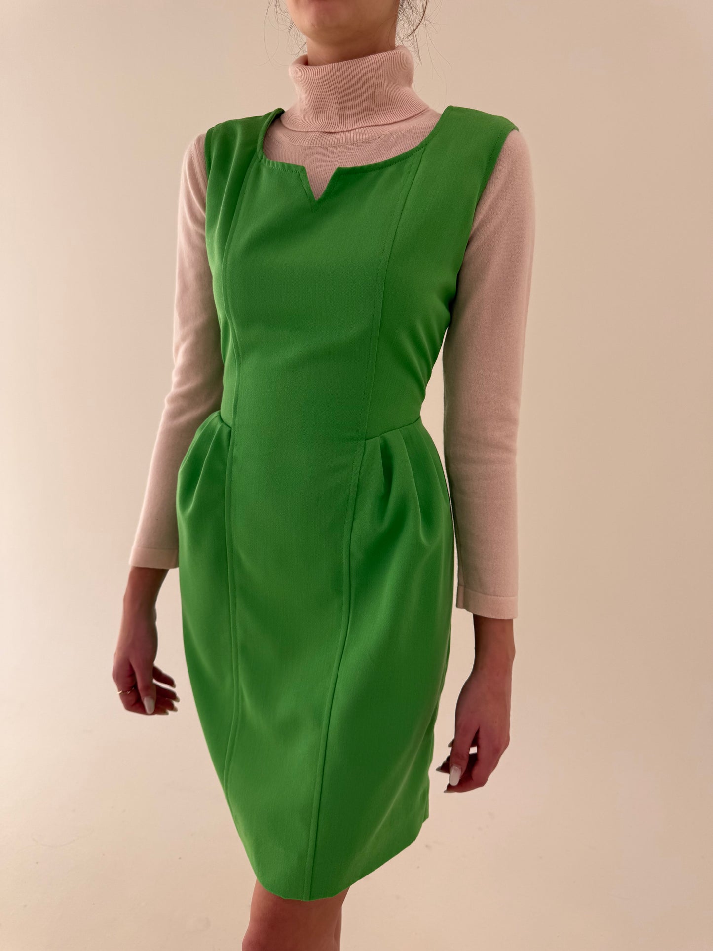 Rochie verde crud în croi feminin cu talie ultra marcată și pense