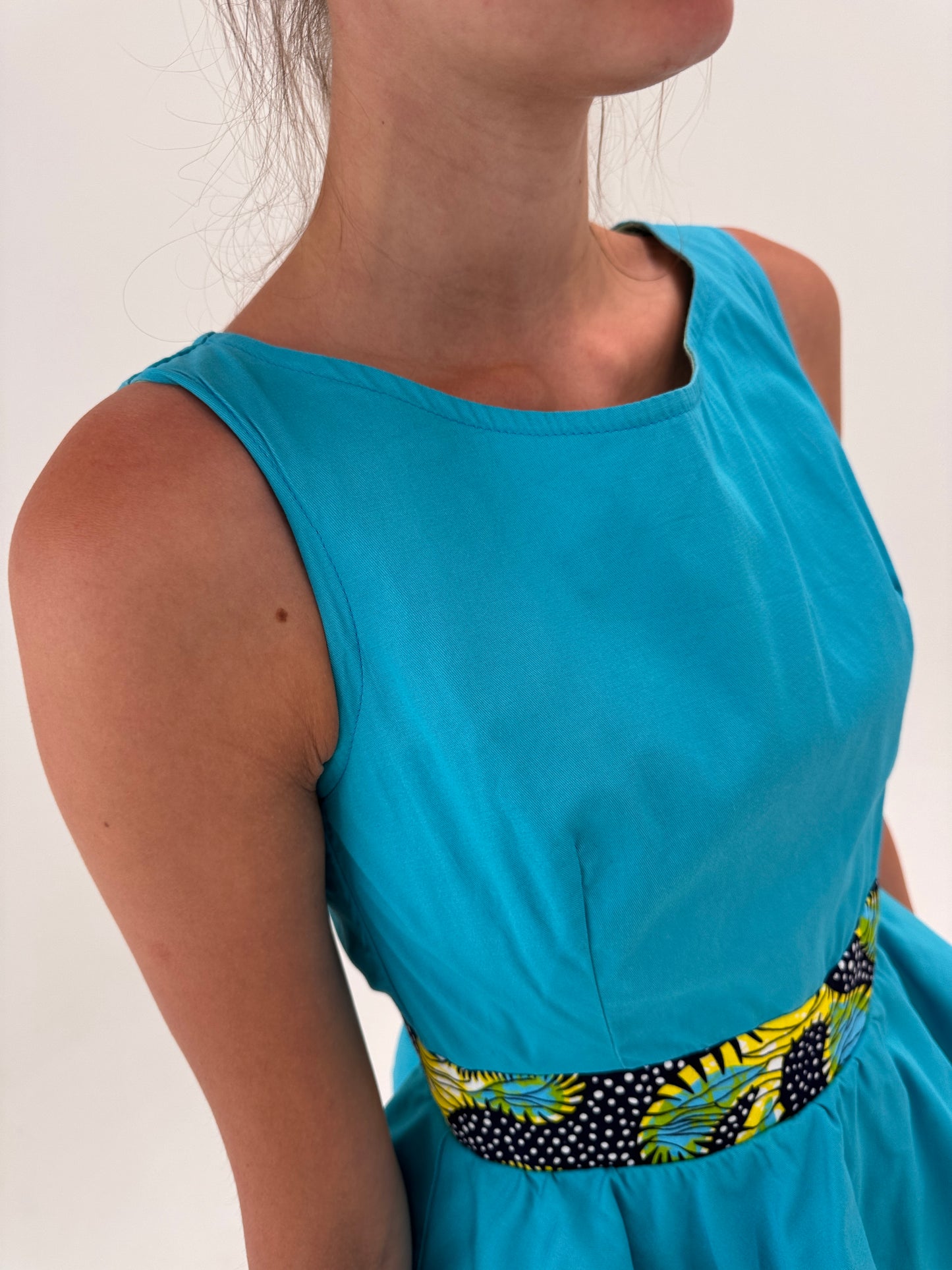 Rochie cu corsaj și peplum cambrata din canvas de bumbac printat manual