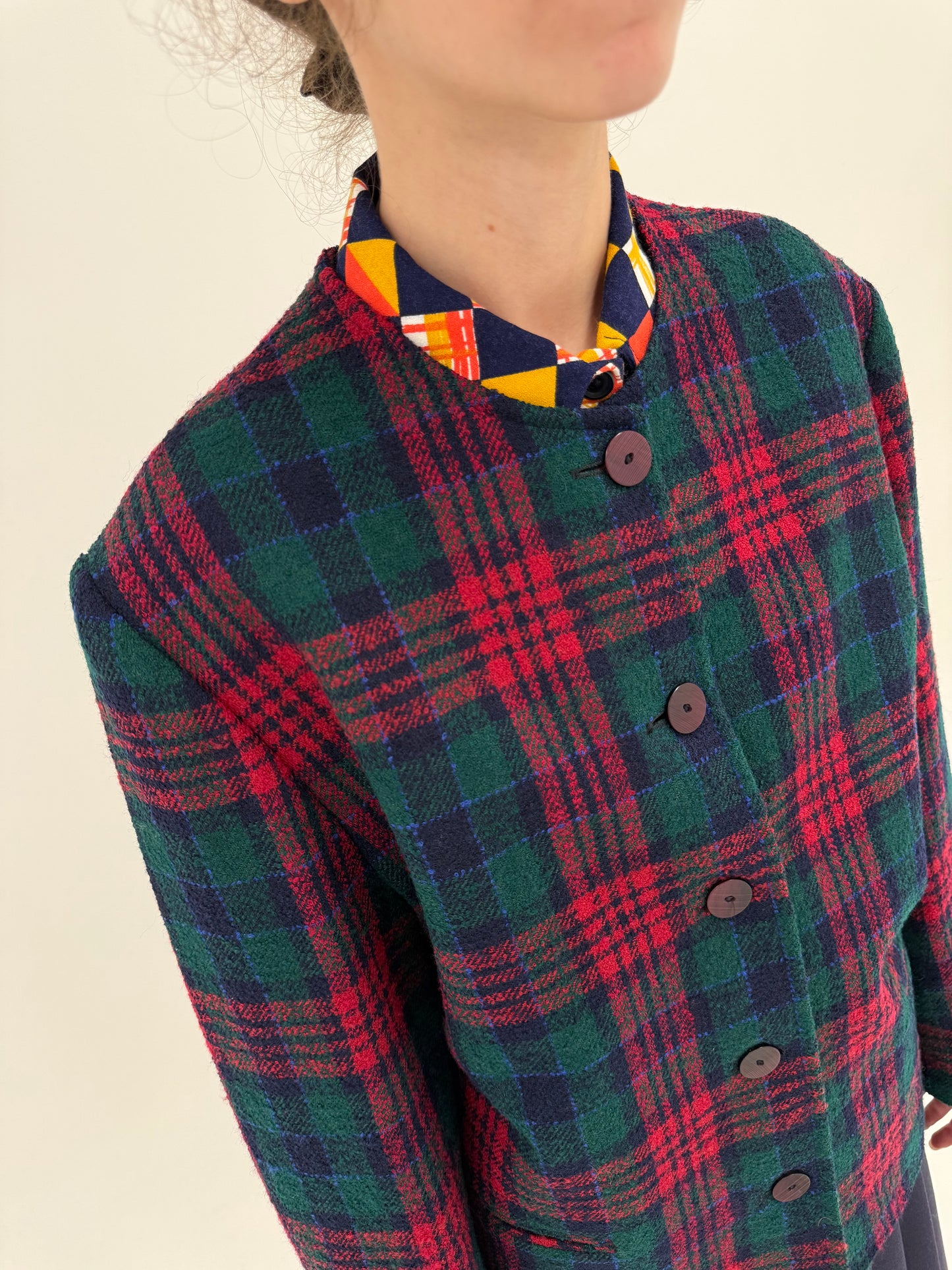 Sacou vintage din tweed de lana în croi minimalist și combinație clasică de culori