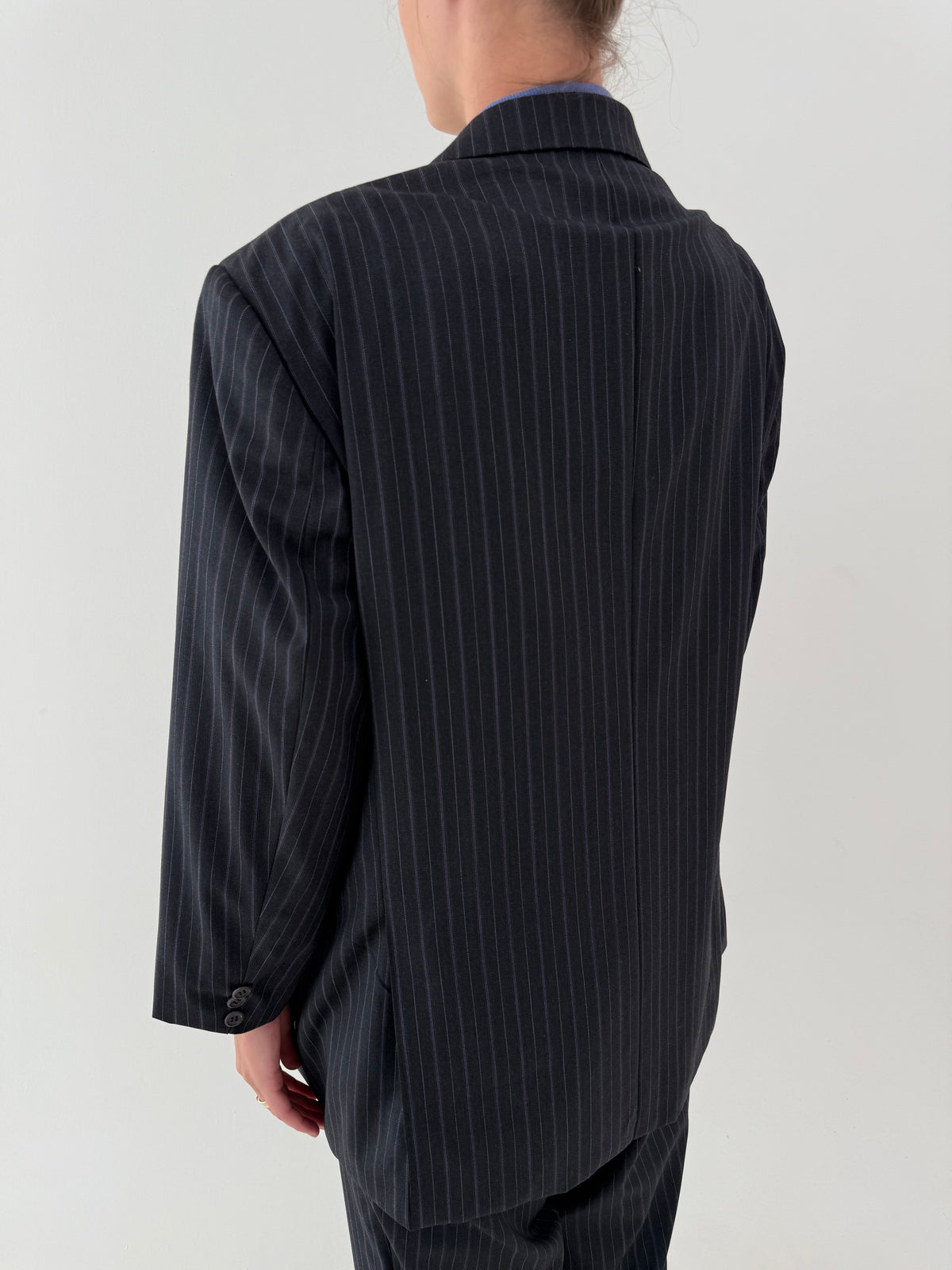 Costum Armani petite nou cu eticheta din lana excepțională cu dungi fine verticale