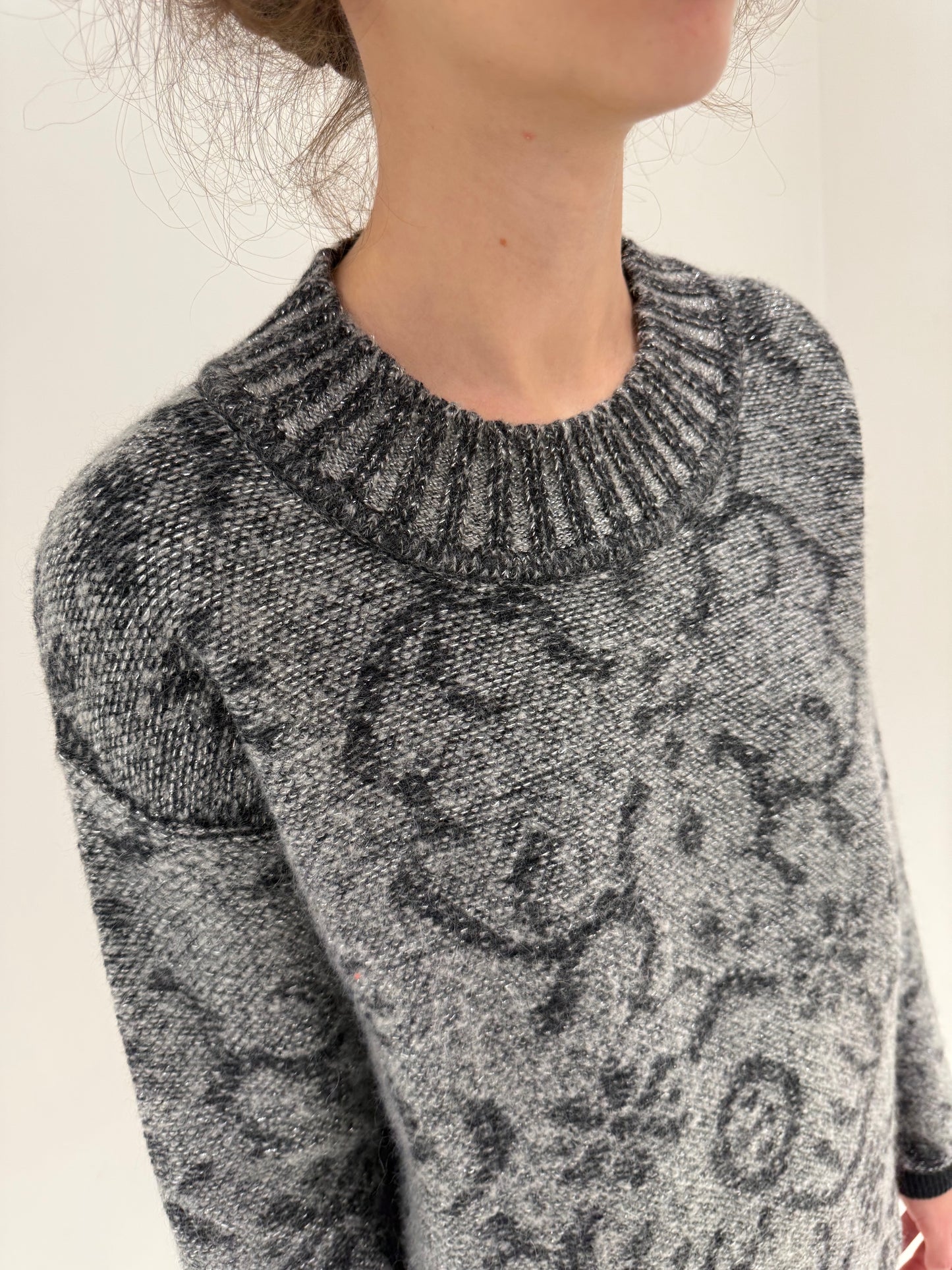 Pulover italian din lana extrafina plină cu print stilizat și inserție argintie discretă