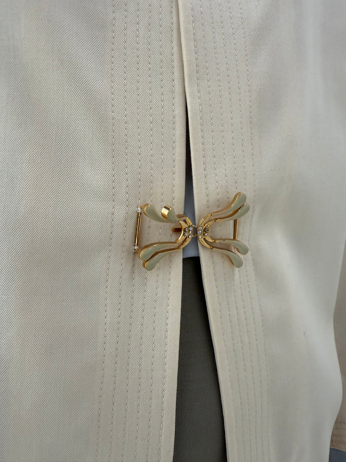 Jacheta vintage din lana extrafina butter white cu închidere bijuterie metalică