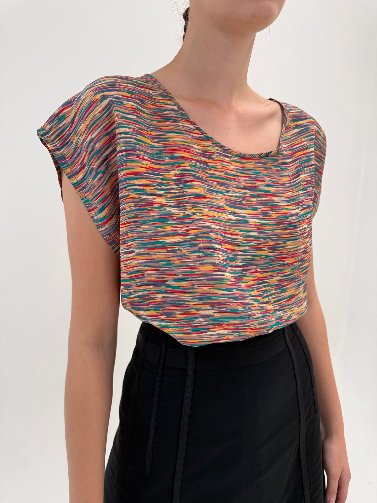 Top în croi lejer din mătase naturală cu print în stil Missoni