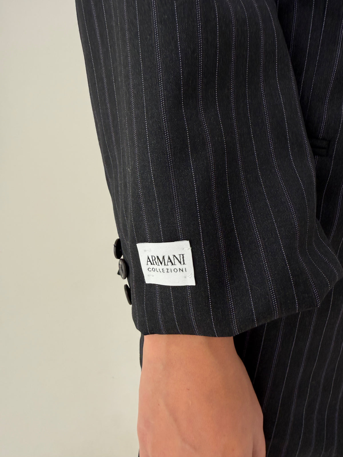 Costum Armani petite nou cu eticheta din lana excepțională cu dungi fine verticale