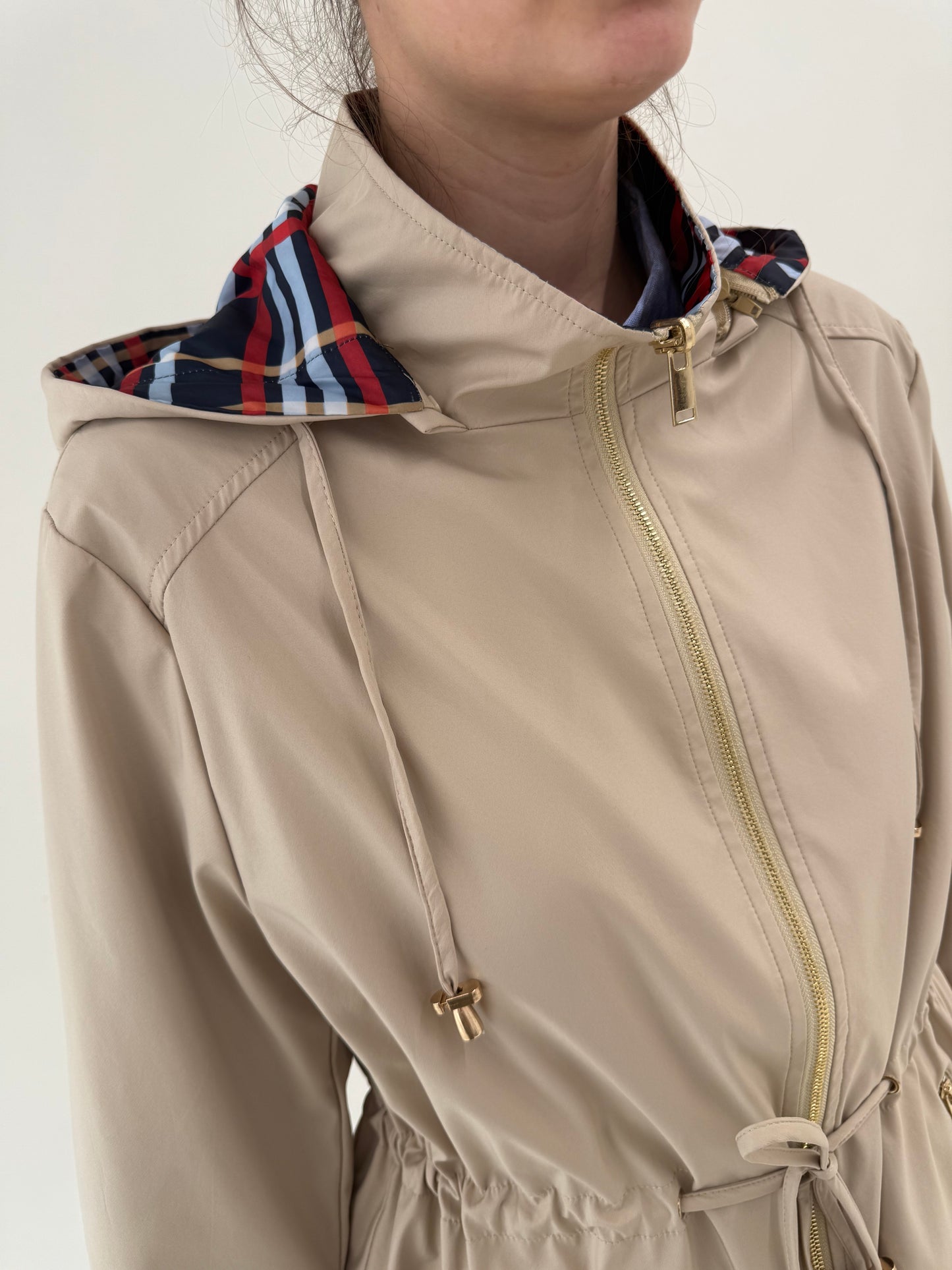 Trench camel cu talie reglabilă și glugă detașabilă impermeabil