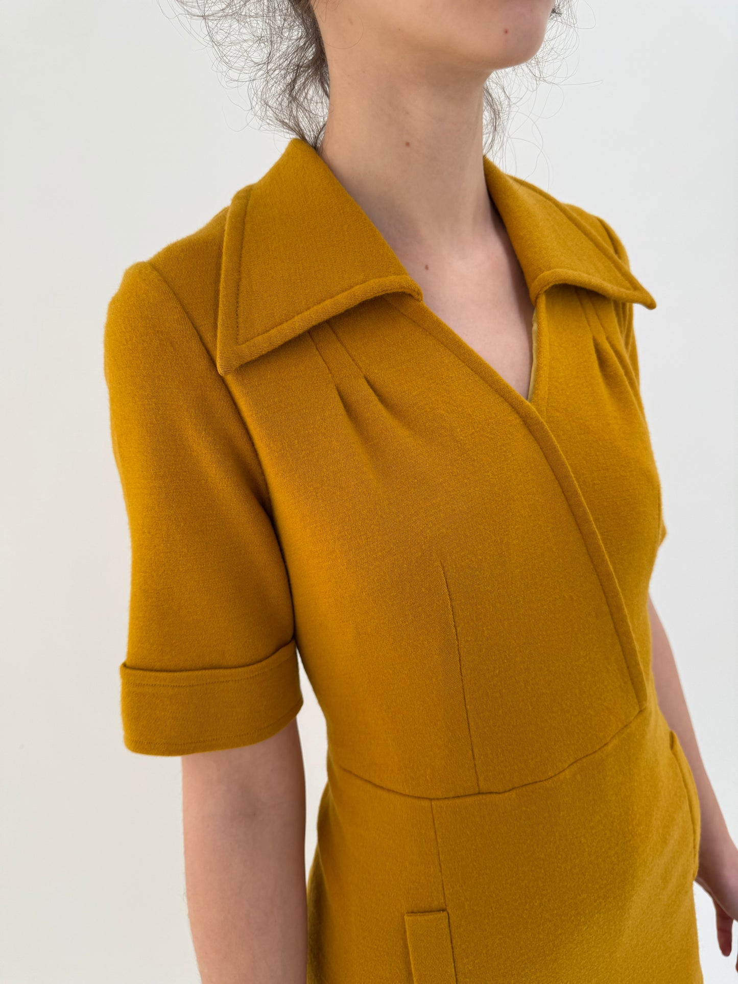 Rochie vintage mustard yellow din lana extrafina cu talie ultra înaltă marcată