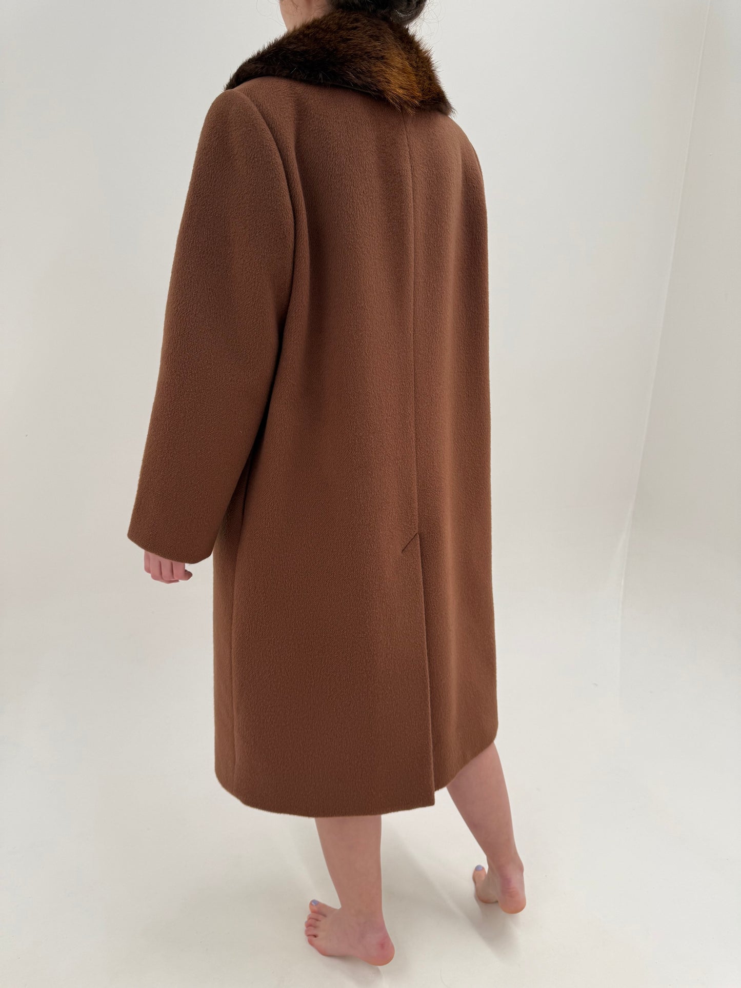 Palton in croi elegant sculptural italian de brand luxury cu blană naturală