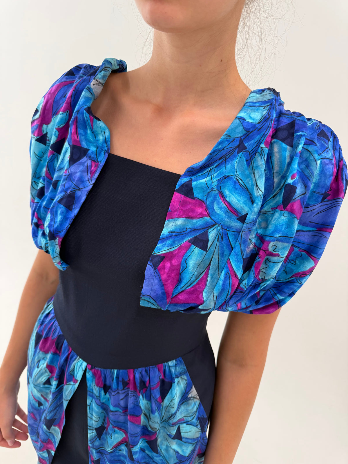 Rochie old vintage anii 80 din mătase naturală și baza de lana extrafina în croi sculptural