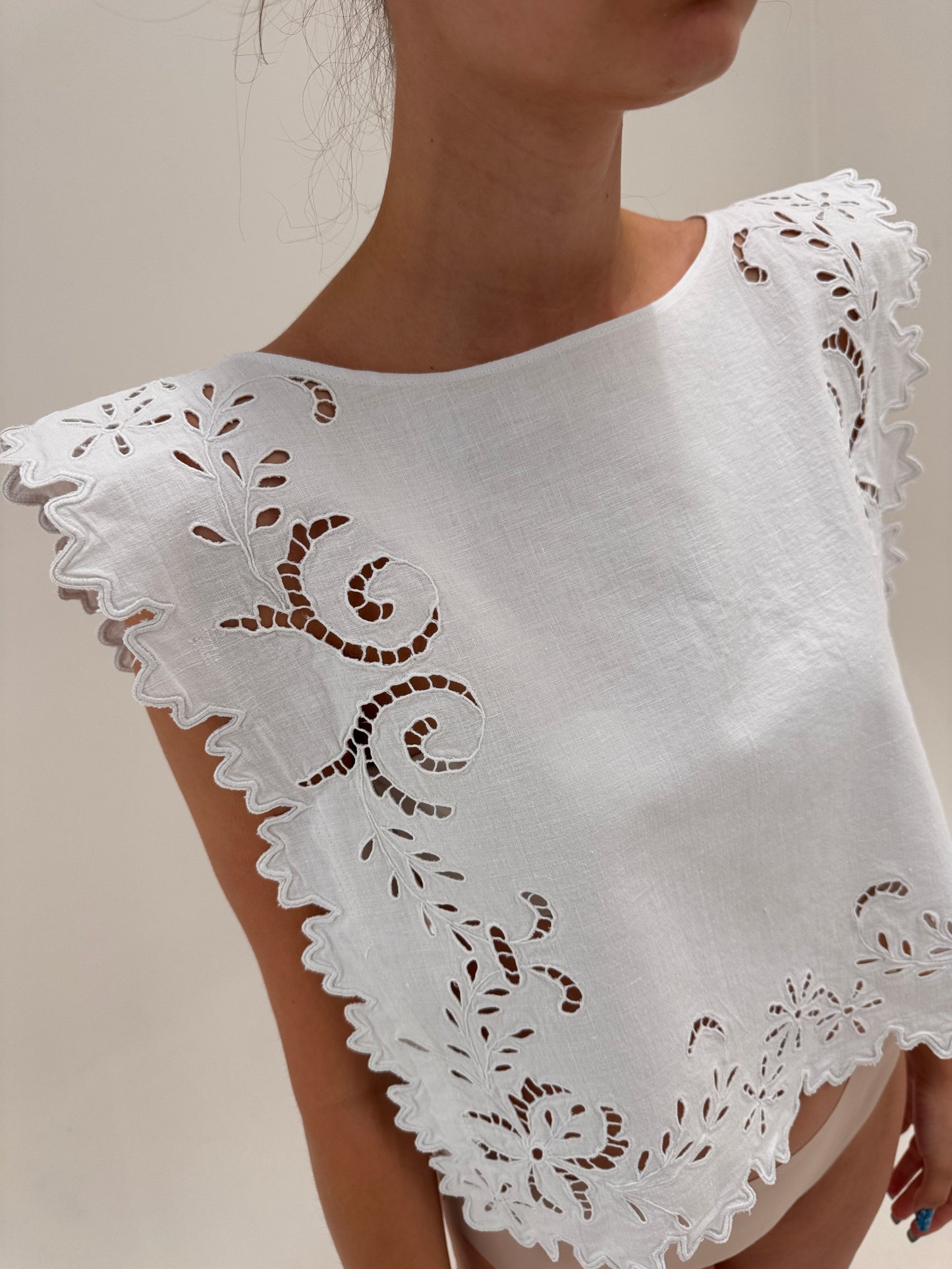Top bijuterie cu broderie manuală din pânză structurată de in în croi ultra chic