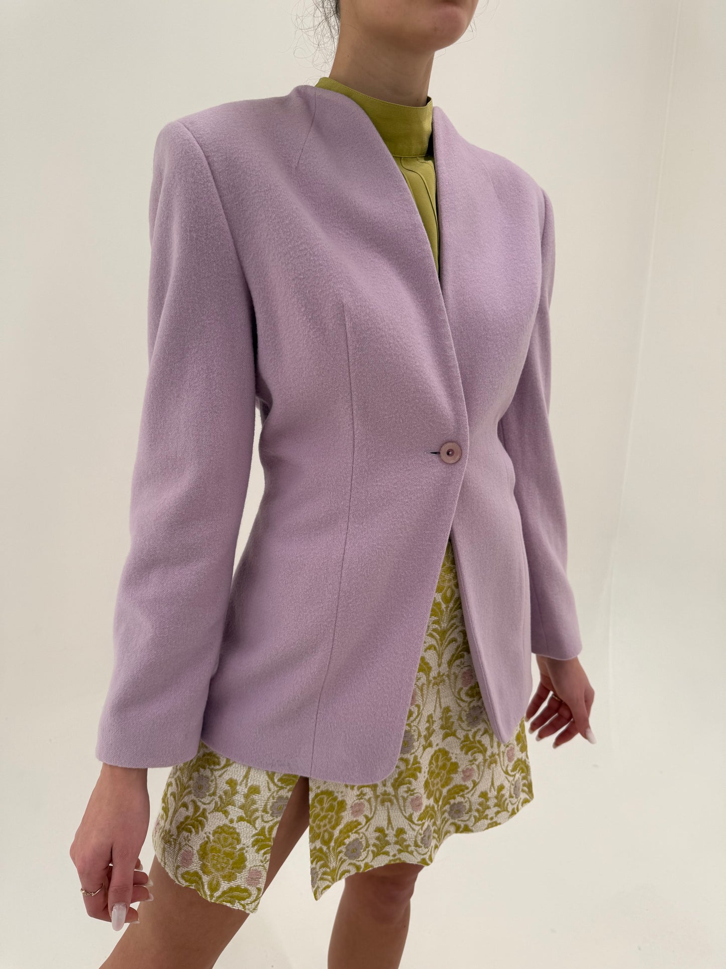 Sacou pink lavender cambrat cu închidere tip smoking in croi minimalist