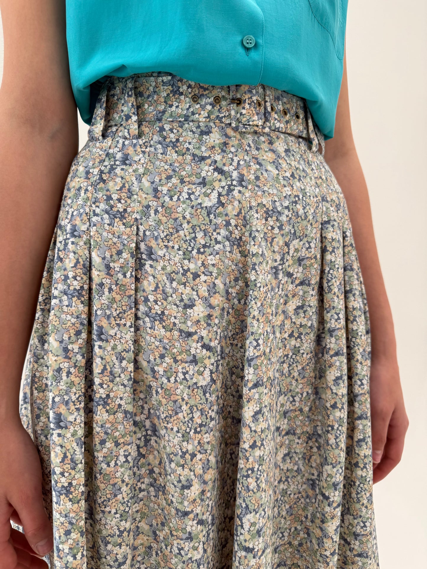 Fustă vintage cu print floral delicat din panzica și centură proprie spre maxi