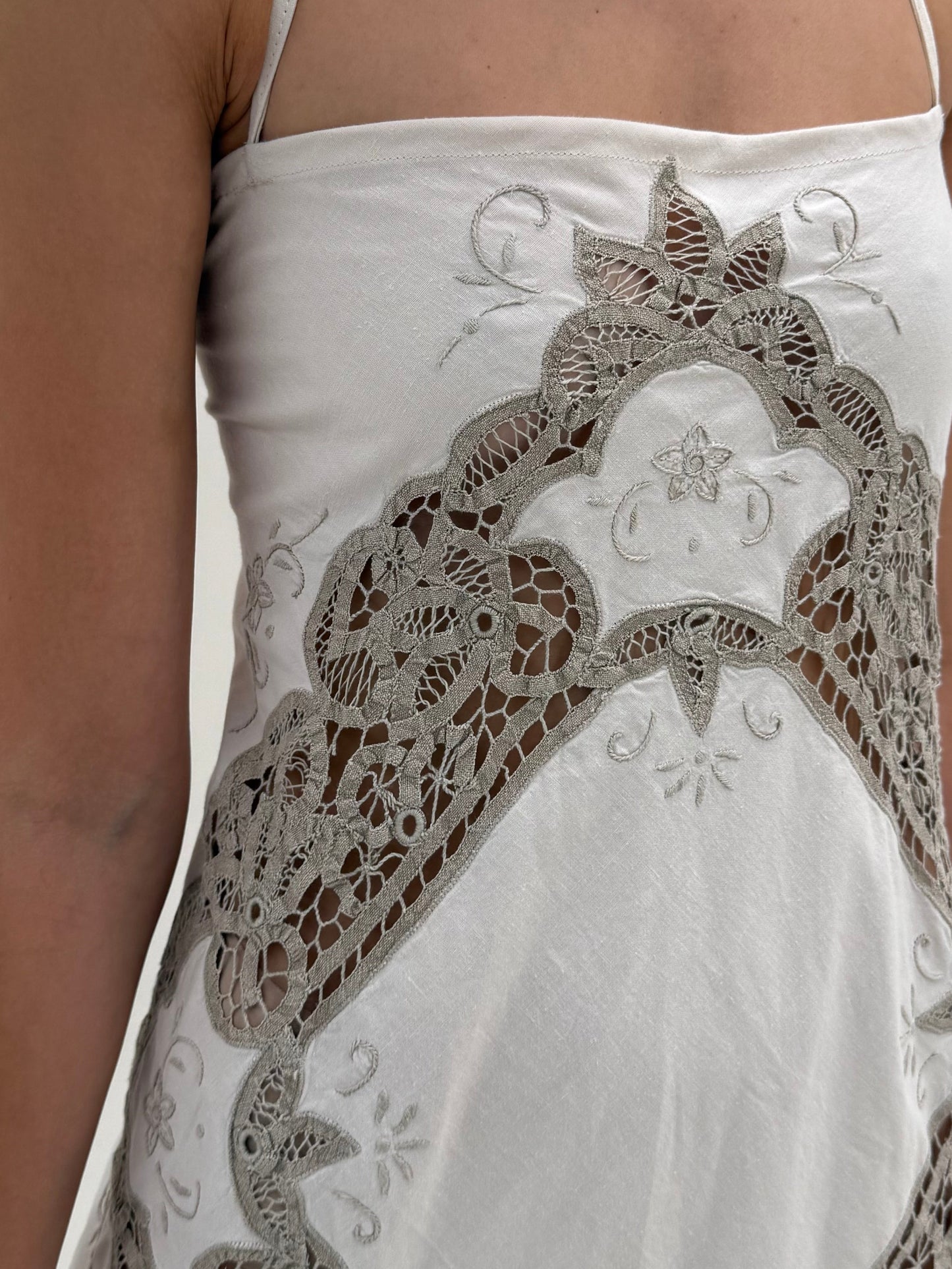 Rochie maxi cu broderie manuală excepțională cu decupaj și spate reglabil