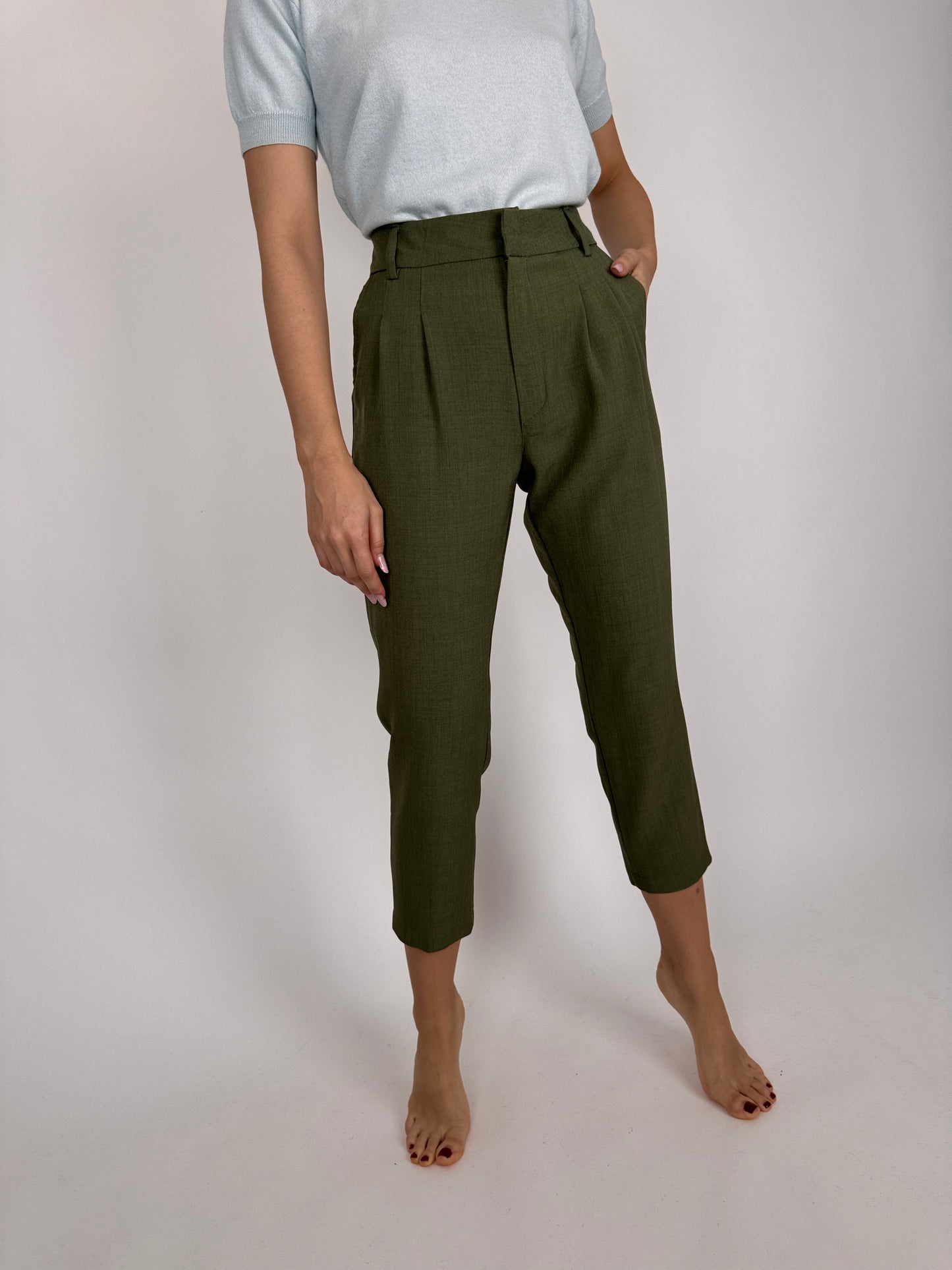 Pantaloni olive green petite cu talie înaltă marcată și pense din lana