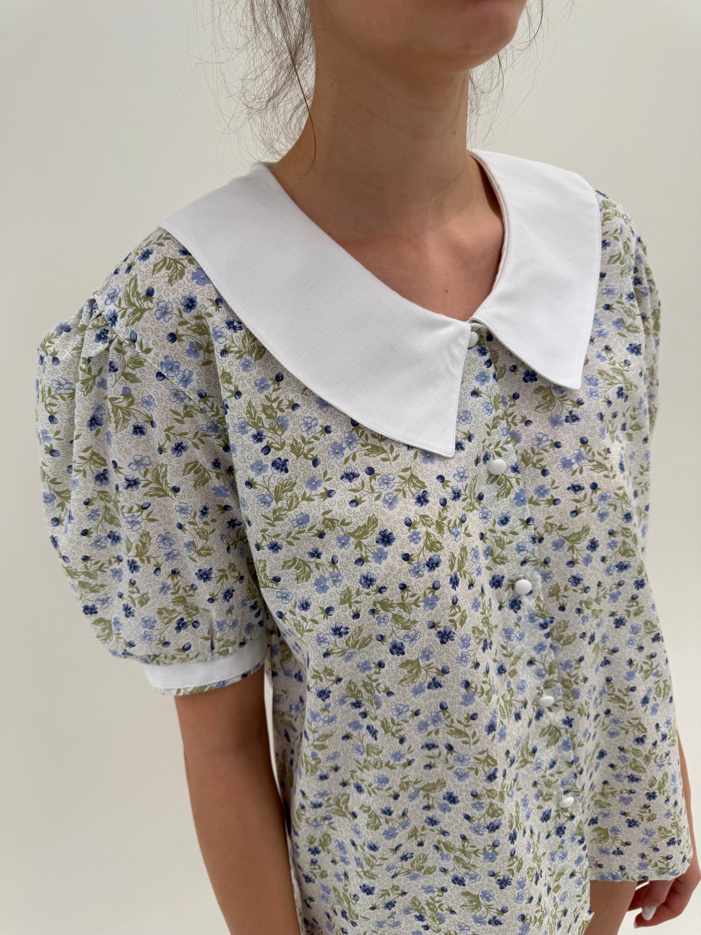 Cămașa vintage cu print floral delicat și guler supradimensionat