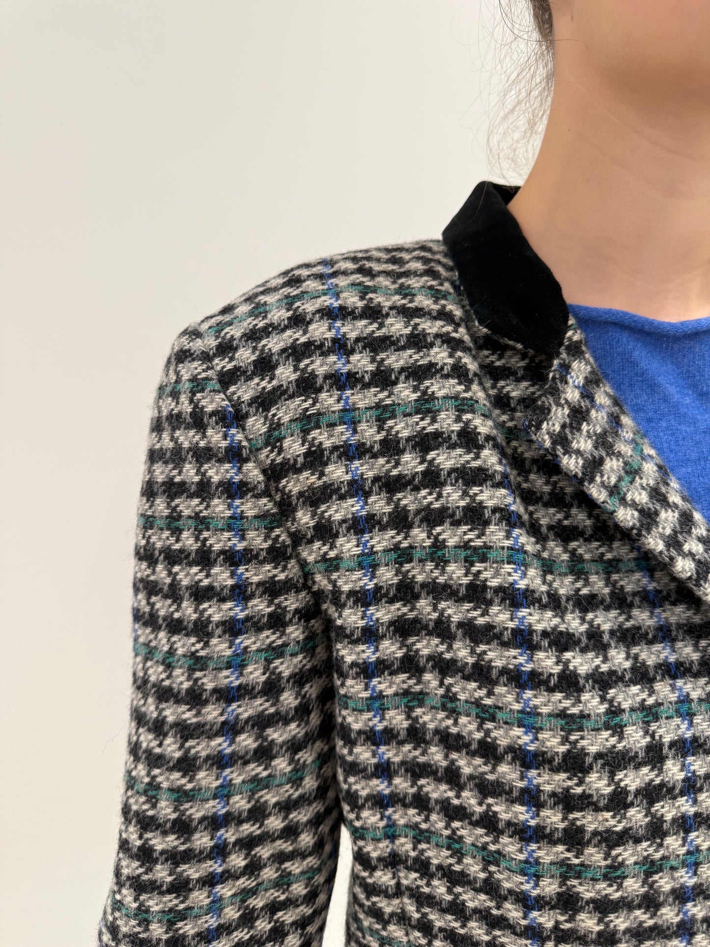 Sacou vintage cambrat din tweed pied de coq în combinație clasică de culori