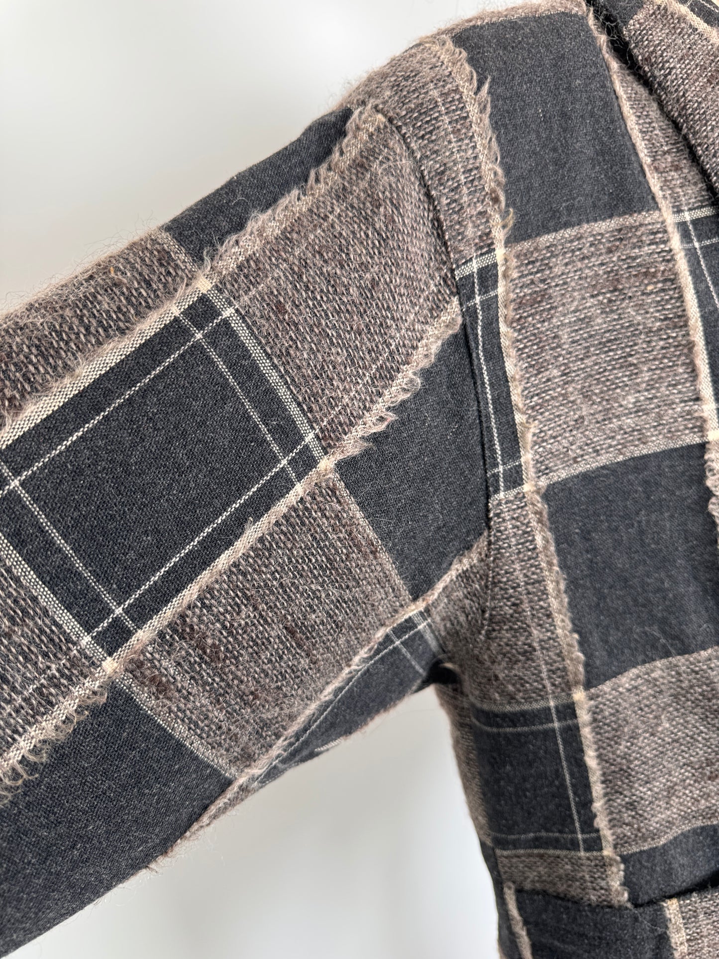 Sacou cu revere adânci patchwork din lana extrafina în nuanțe de gri